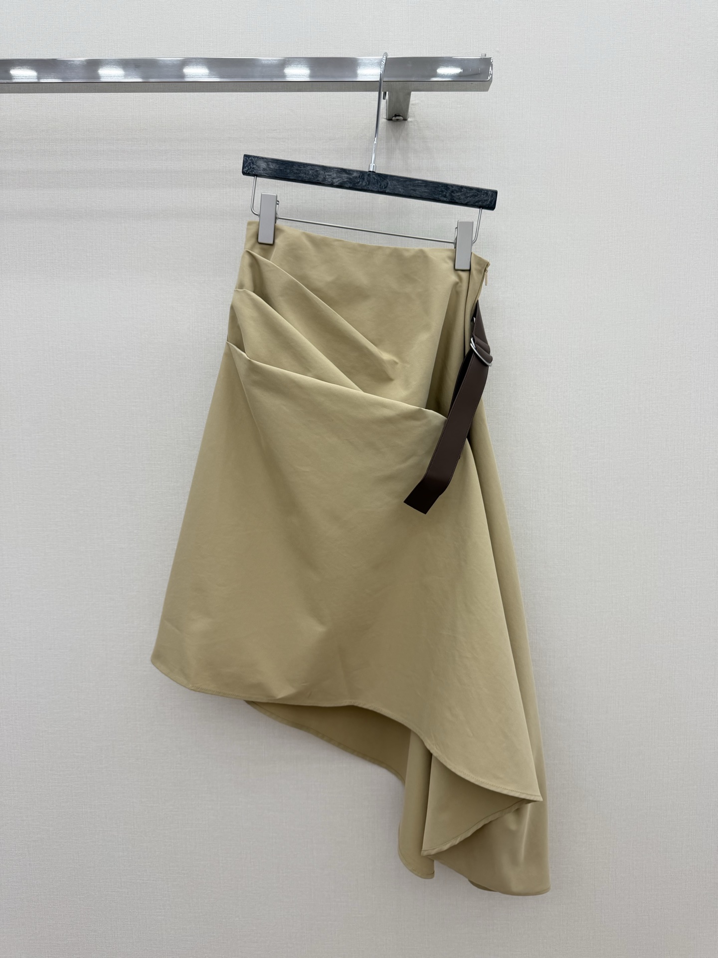 NO:720777,The highest version on the market, the girl inspects the goods, trims the three marks on the threads, and delivers the goods. You can post pictures and take videos. If you want quality and service, please add me on WeChat. We will not accept urgent orders. Highly recommend 26 years early spring series LOE* new pleated irregular skirt belt design SML, Loewe-clothing, loewe, loewe, skirts,19860909市面最高版本小妹验货、修剪线头上三标、发货可发图及拍视频,要品质要服务的加我微信,不接急单. 强烈推荐 26年早春系列 LOE*新款褶皱不规则半身裙 皮带设计 SML,罗意威-服装,loewe,loewe,skirts,,Women's clothing