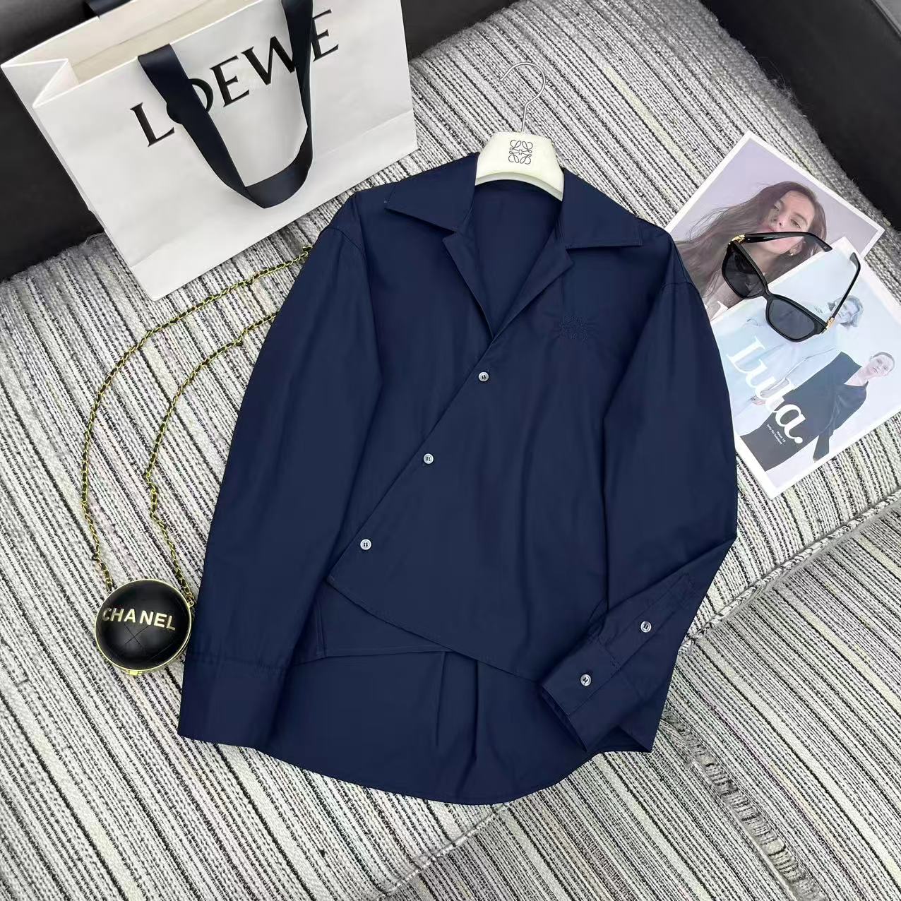 NO:722690,The highest version on the market, the girl inspects the goods, trims the three marks on the threads, and delivers the goods. You can post pictures and take videos. If you want quality and service, please add me on WeChat. We will not accept urgent orders. Highly recommended 26 years early spring series LOE* new diagonal breasted lapel long-sleeved shirt, irregular hem, embroidered logo embellishment, two-color SML, Loewe-clothing, loewe, loewe, shirts,19860909市面最高版本小妹验货、修剪线头上三标、发货可发图及拍视频,要品质要服务的加我微信,不接急单. 强烈推荐 26年早春系列 LOE*新款斜排扣翻领长袖衬衫 不规则下摆 刺绣logo点缀 两色SML,罗意威-服装,loewe,loewe,shirts,,Women's clothing