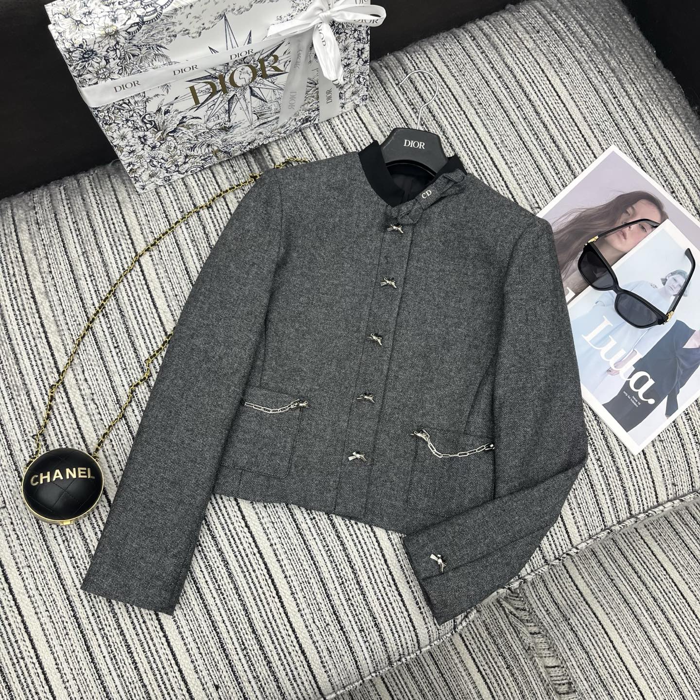 NO:722729,The highest version on the market, the girl inspects the goods, trims the three marks on the threads, and delivers the goods. You can send pictures and take videos. If you want quality and service, please add me on WeChat. We will not accept urgent orders. Highly recommended 2026 early spring series Dio* new lady style contrasting color stand collar long-sleeved jacket with butterfly decorative buckle. High-end quality SML, Dior-clothing, dior, dior, jackets & coats,19860909市面最高版本小妹验货、修剪线头上三标、发货可发图及拍视频,要品质要服务的加我微信,不接急单. 强烈推荐 26年早春系列 Dio*新款名媛风撞色立领长袖外套 蝴蝶装饰扣 高端品质SML,迪奥-服装,dior,dior,jackets & coats,,Women's clothing