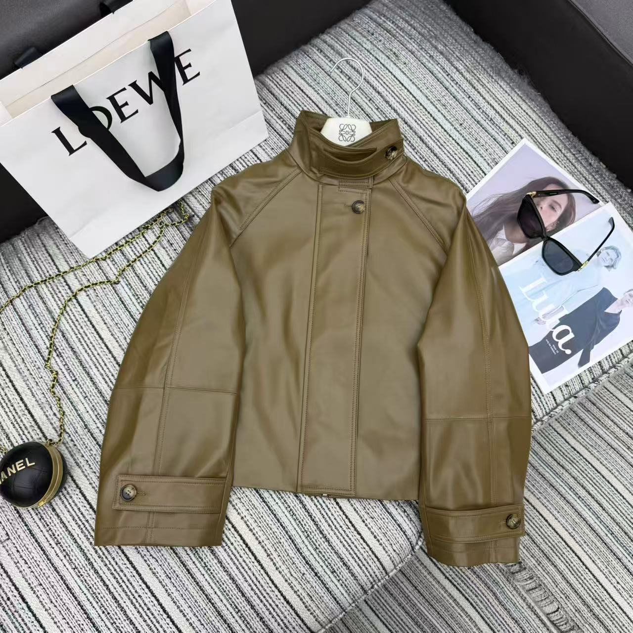 NO:720810,Highly recommended 2026 early spring series LOE's latest lambskin stand-up collar leather jacket, 100% sheepskin, high-end quality, YB1:1 customization, two-color SML, Loewe-clothing, loewe, loewe, jackets & coats, sheepskin,19860909强烈推荐 26年早春系列 LOE*新款小绵羊皮立领皮外套 百分百绵羊皮 高端品质 YB1:1定制 两色SML,罗意威-服装,loewe,loewe,jackets & coats,sheepskin,,Women's clothing