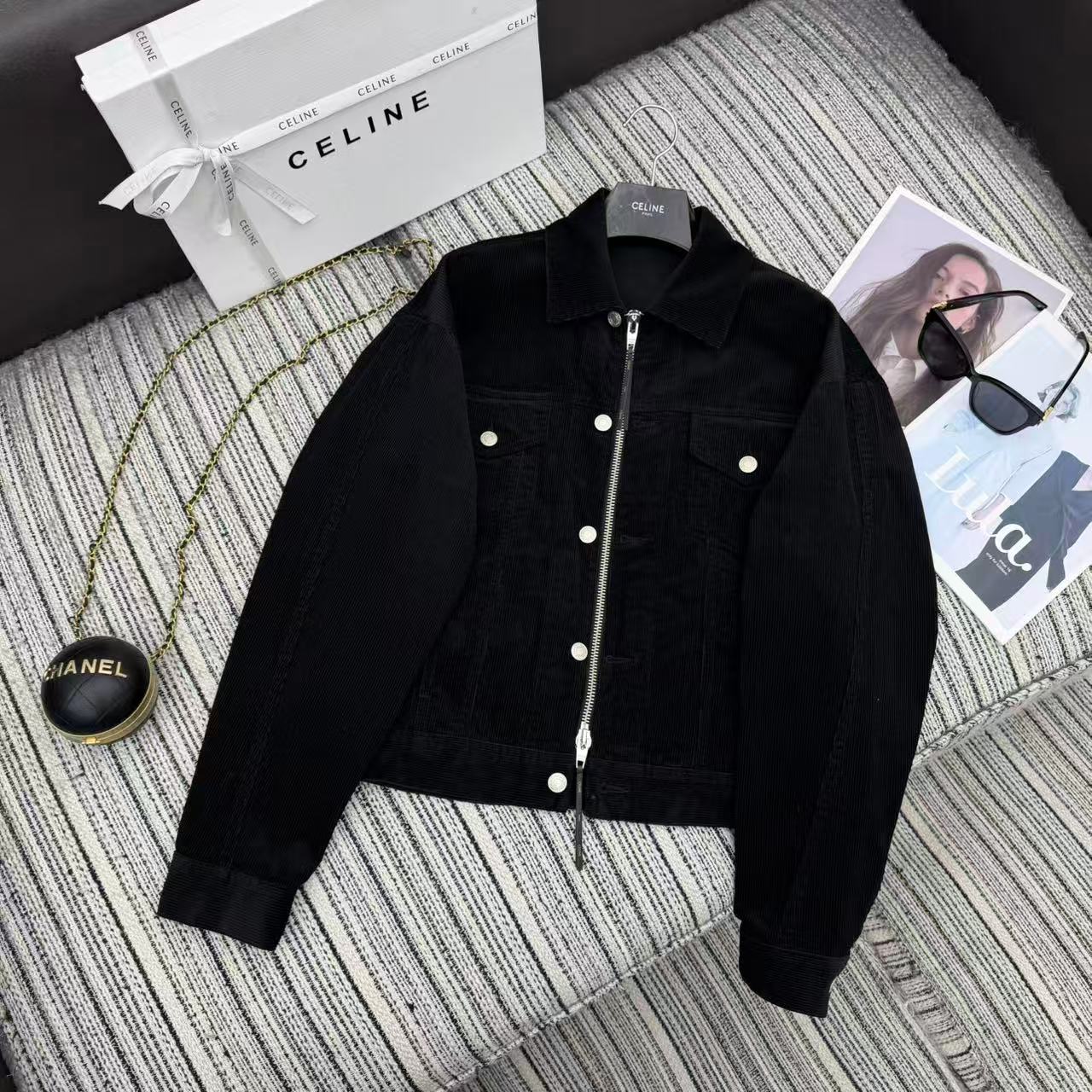 NO:722661,The highest version on the market, the girl inspects the goods, trims the three marks on the threads, and delivers the goods. You can send pictures and take videos. If you want quality and service, please add me on WeChat. We will not accept urgent orders. Highly recommended 26 years early spring series CEL* new corduroy lapel jacket, loose version, letter mark embellishment SML., Celine - clothing, celine, jackets & coats, jackets & coats,19860909市面最高版本小妹验货、修剪线头上三标、发货可发图及拍视频,要品质要服务的加我微信,不接急单. 强烈推荐 26年早春系列 CEL*新款灯芯绒翻领夹克外套 宽松版 字母标点缀 SML.,赛琳-服装,celine,jackets & coats,jackets & coats,,Women's clothing