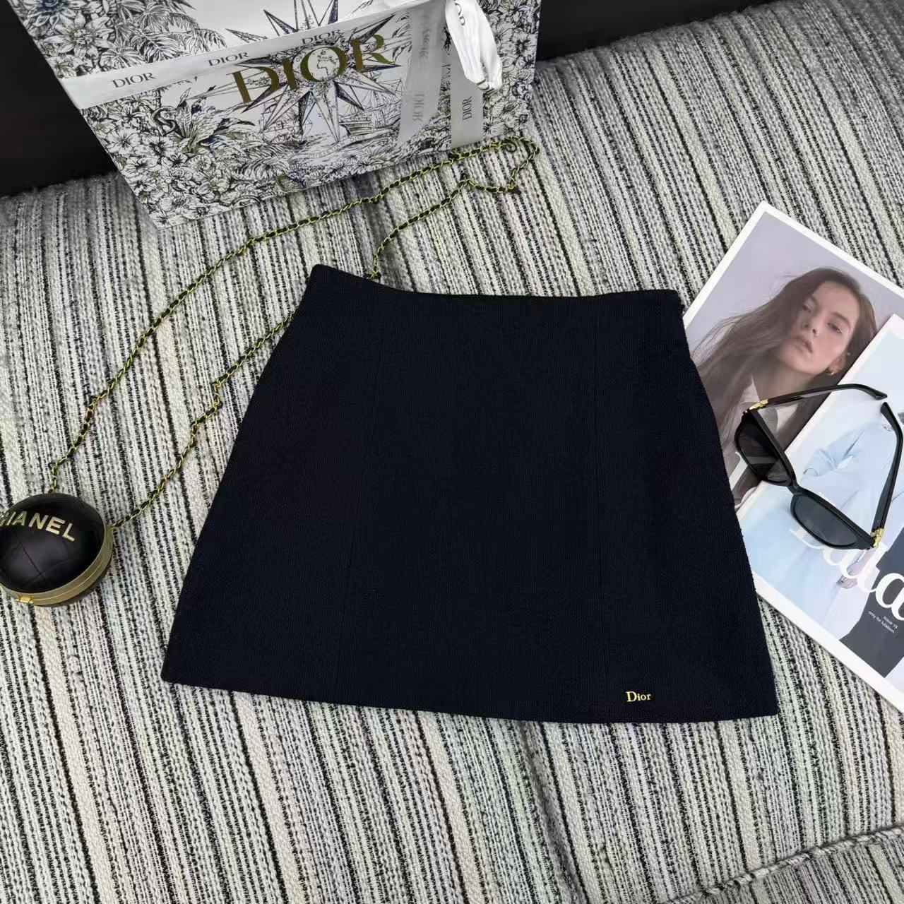 NO:722656,The highest version on the market, the girl inspects the goods, trims the three marks on the threads, and delivers the goods. You can send pictures and take videos. If you want quality and service, please add me on WeChat. We will not accept urgent orders. Highly recommended 2026 early spring series Dio* new small A short skirt. Customized YB wool blend material. High-end quality. Metal letter logo embellishment SML, Dior-clothing, dior, dior, skirts,19860909市面最高版本小妹验货、修剪线头上三标、发货可发图及拍视频,要品质要服务的加我微信,不接急单. 强烈推荐 26年早春系列 Dio*新款小A短半裙 定制YB羊毛混纺料 高端品质 金属字母logo点缀SML,迪奥-服装,dior,dior,skirts,,Women's clothing