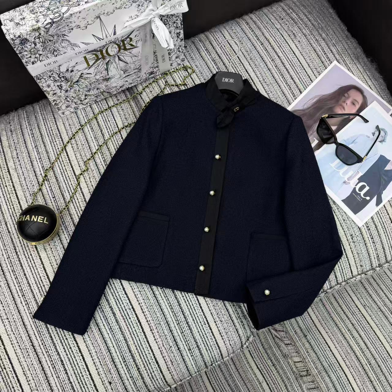 NO:722725,The highest version on the market, the girl inspects the goods, trims the three marks on the threads, and delivers the goods. You can send pictures and take videos. If you want quality and service, add me on WeChat. We will not accept urgent orders. Highly recommended 26 years early spring series Dio* new round neck jacket. Bow neckline embellishment. YB custom wool blend material. Custom pearl buckle. High-end quality SML., Dior-clothing, dior, dior, jackets & coats,19860909市面最高版本小妹验货、修剪线头上三标、发货可发图及拍视频,要品质要服务的加我微信,不接急单. 强烈推荐 26年早春系列 Dio*新款圆领外套 蝴蝶结领口点缀 YB定制羊毛混纺料 定制珍珠扣 高端品质 SML.,迪奥-服装,dior,dior,jackets & coats,,Women's clothing