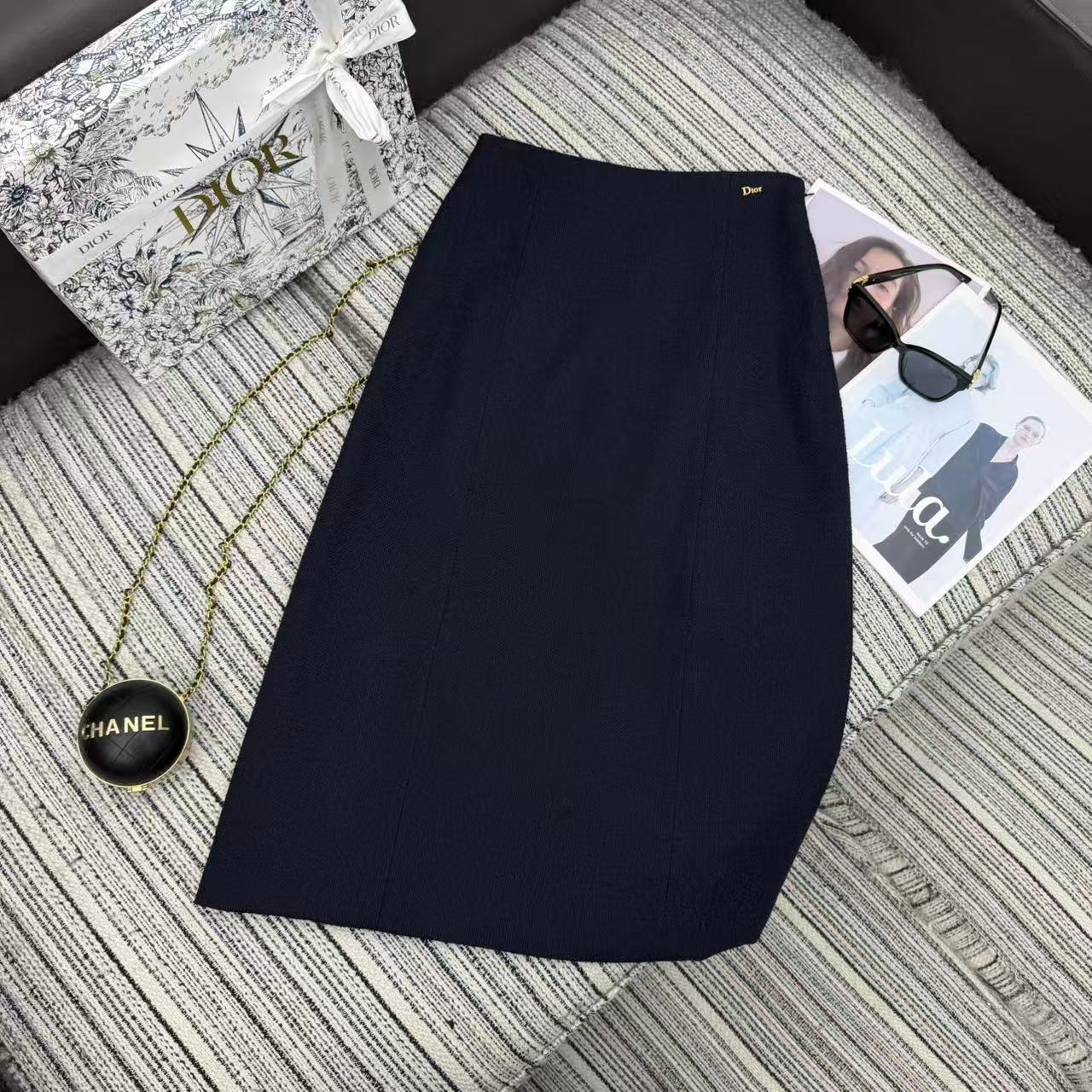 NO:722730,The highest version on the market, the girl inspects the goods, trims the three marks on the threads, and delivers the goods. You can post pictures and take videos. If you want quality and service, please add me on WeChat. We will not accept urgent orders. Highly recommended 2026 early spring series Dio* new small A skirt. Customized YB wool blended material. High-end quality. Metal letter logo embellishes SML, Dior-clothing, dior, dior, skirts,19860909市面最高版本小妹验货、修剪线头上三标、发货可发图及拍视频,要品质要服务的加我微信,不接急单. 强烈推荐 26年早春系列 Dio*新款小A半身裙裙 定制YB羊毛混纺料 高端品质 金属字母logo点缀SML,迪奥-服装,dior,dior,skirts,,Women's clothing