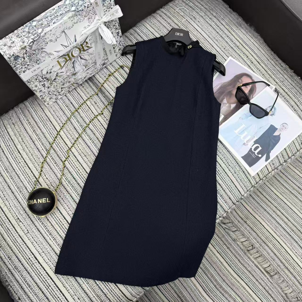 NO:722735,The highest version on the market, the girl inspects the goods, trims the three marks on the threads, and delivers the goods. You can send pictures and take videos. If you want quality and service, please add me on WeChat. We will not accept urgent orders. Highly recommend the 2026 early spring series Dio* new round neck vest dress. Bow neckline embellishment. YB custom wool blend material. High-end quality. SML, Dior-clothing, dior, dior, skirts,19860909市面最高版本小妹验货、修剪线头上三标、发货可发图及拍视频,要品质要服务的加我微信,不接急单. 强烈推荐 26年早春系列 Dio*新款圆领背心连衣裙 蝴蝶结领口点缀 YB定制羊毛混纺料 高端品质 SML,迪奥-服装,dior,dior,skirts,,Women's clothing