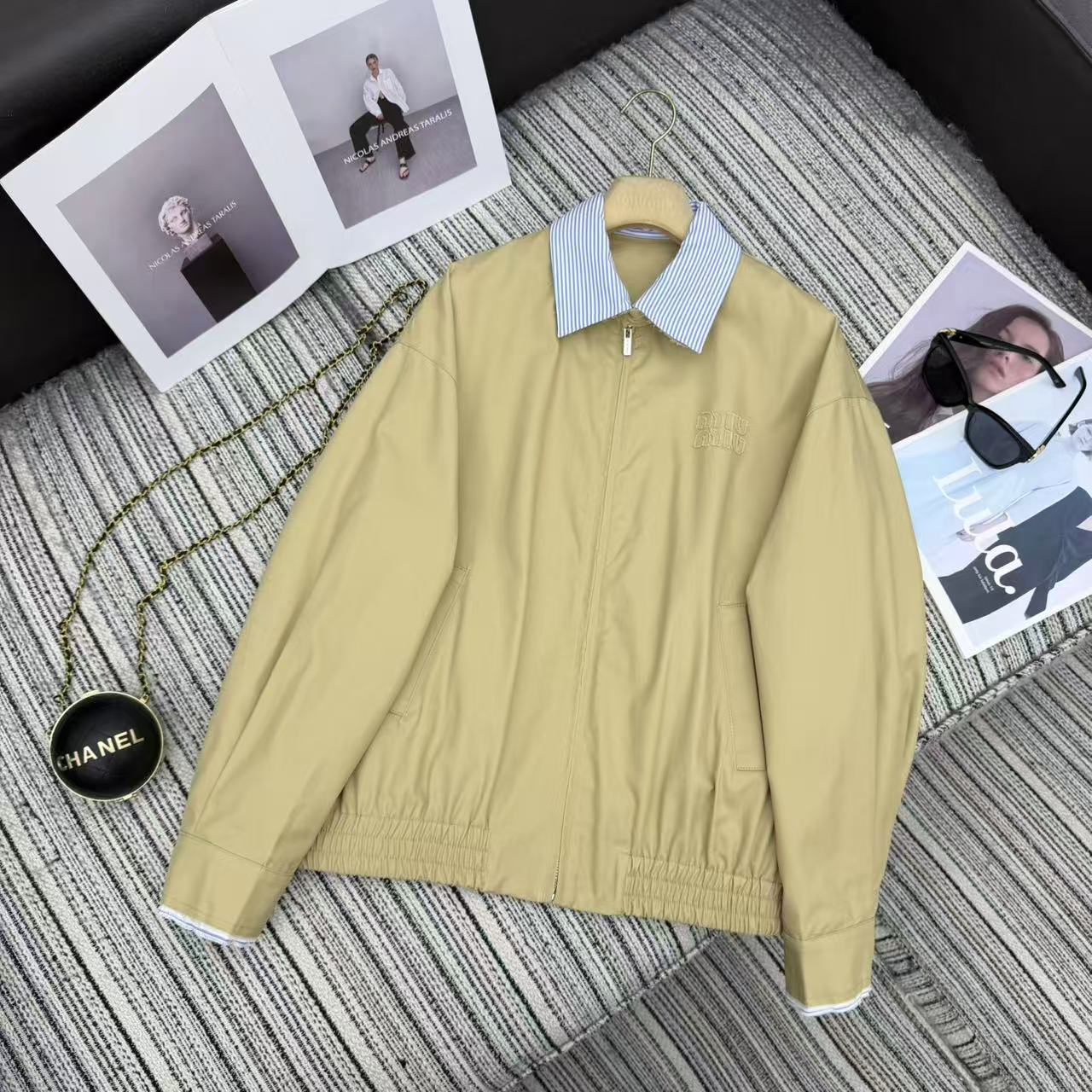 NO:720808,The highest version on the market, the girl inspects the goods, trims the three marks on the threads, and delivers the goods. You can send pictures and take videos. If you want quality and service, please add me on WeChat. We will not accept urgent orders. Highly recommend the 26th early spring series Miu* new contrast striped lapel jacket with letter patch embroidery embellishment SML, Miu Miu-clothing, miumiu, jackets & coats, jackets & coats,19860909市面最高版本小妹验货、修剪线头上三标、发货可发图及拍视频,要品质要服务的加我微信,不接急单. 强烈推荐 26年早春系列 Miu*新款撞条纹翻领夹克外套 字母贴布绣点缀 SML,缪缪-服装,miumiu,jackets & coats,jackets & coats,,Women's clothing