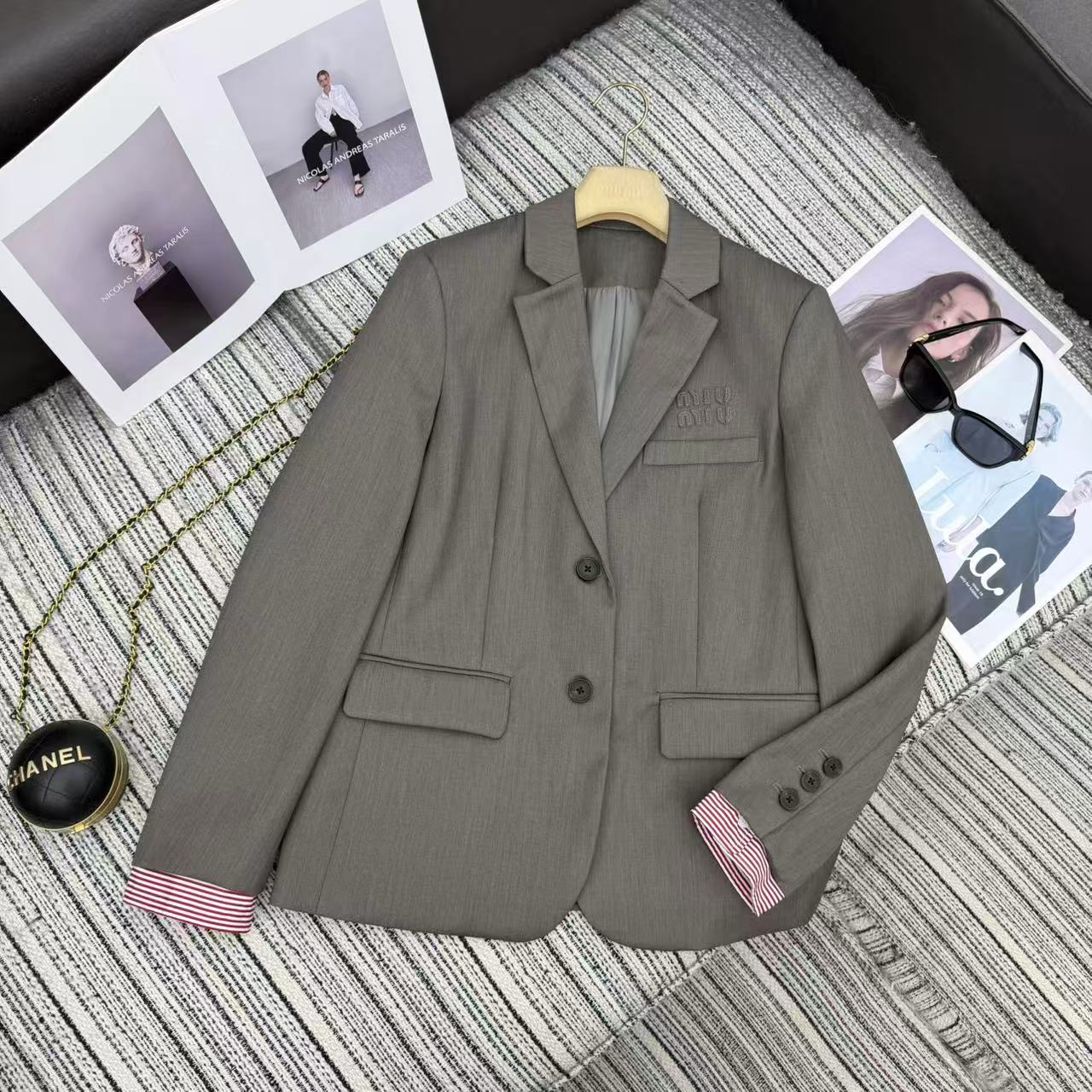 NO:720797,The highest version on the market, the girl inspects the goods, trims the three marks on the threads, and delivers the goods. You can post pictures and take videos. If you want quality and service, please add me on WeChat. We will not accept urgent orders. Highly recommend the 26th early spring series Miu* new contrast striped cuffs suit lapel jacket with letter patch embroidery embellishment SML, Miu Miu-clothing, miumiu, jackets & coats, business suit,19860909市面最高版本小妹验货、修剪线头上三标、发货可发图及拍视频,要品质要服务的加我微信,不接急单. 强烈推荐 26年早春系列 Miu*新款撞条纹袖口西装翻领外套 字母贴布绣点缀 SML,缪缪-服装,miumiu,jackets & coats,business suit,,Women's clothing