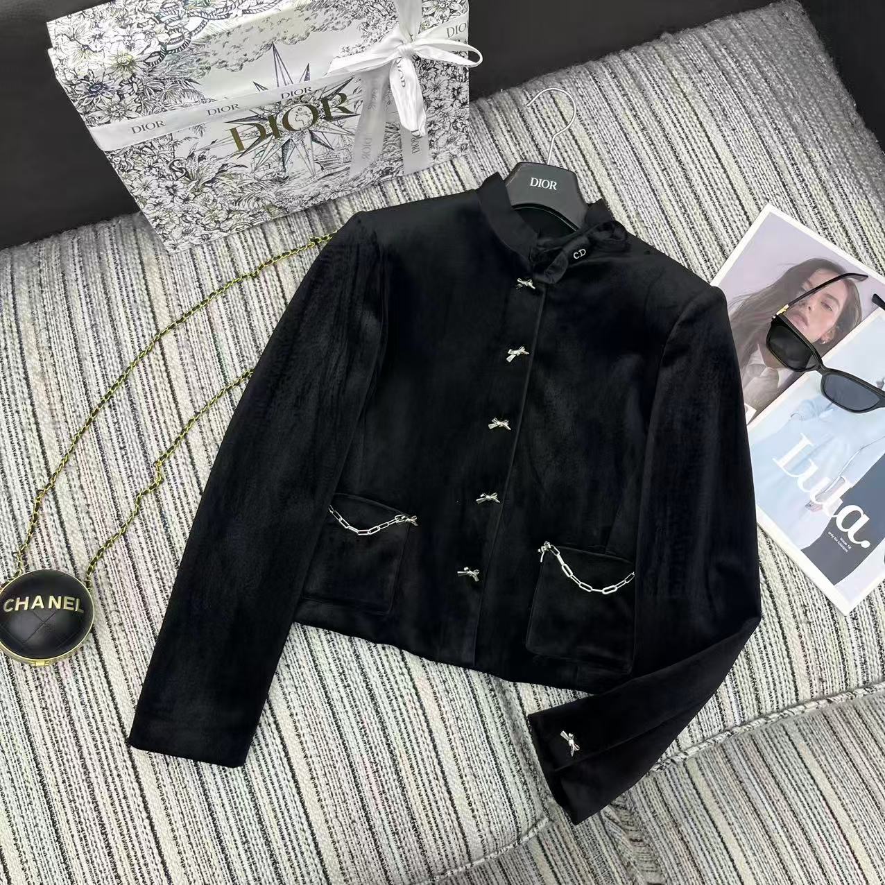 NO:722766,The highest version on the market, the girl inspects the goods, trims the three marks on the threads, and delivers the goods. You can send pictures and take videos. If you want quality and service, please add me on WeChat. We will not accept urgent orders. Highly recommended 2026 early spring series Dio* new lady style contrasting color stand collar long-sleeved jacket with butterfly decorative buckle. High-end quality SML, Dior-clothing, dior, dior, jackets & coats,19860909市面最高版本小妹验货、修剪线头上三标、发货可发图及拍视频,要品质要服务的加我微信,不接急单. 强烈推荐 26年早春系列 Dio*新款名媛风撞色立领长袖外套 蝴蝶装饰扣 高端品质SML,迪奥-服装,dior,dior,jackets & coats,,Women's clothing