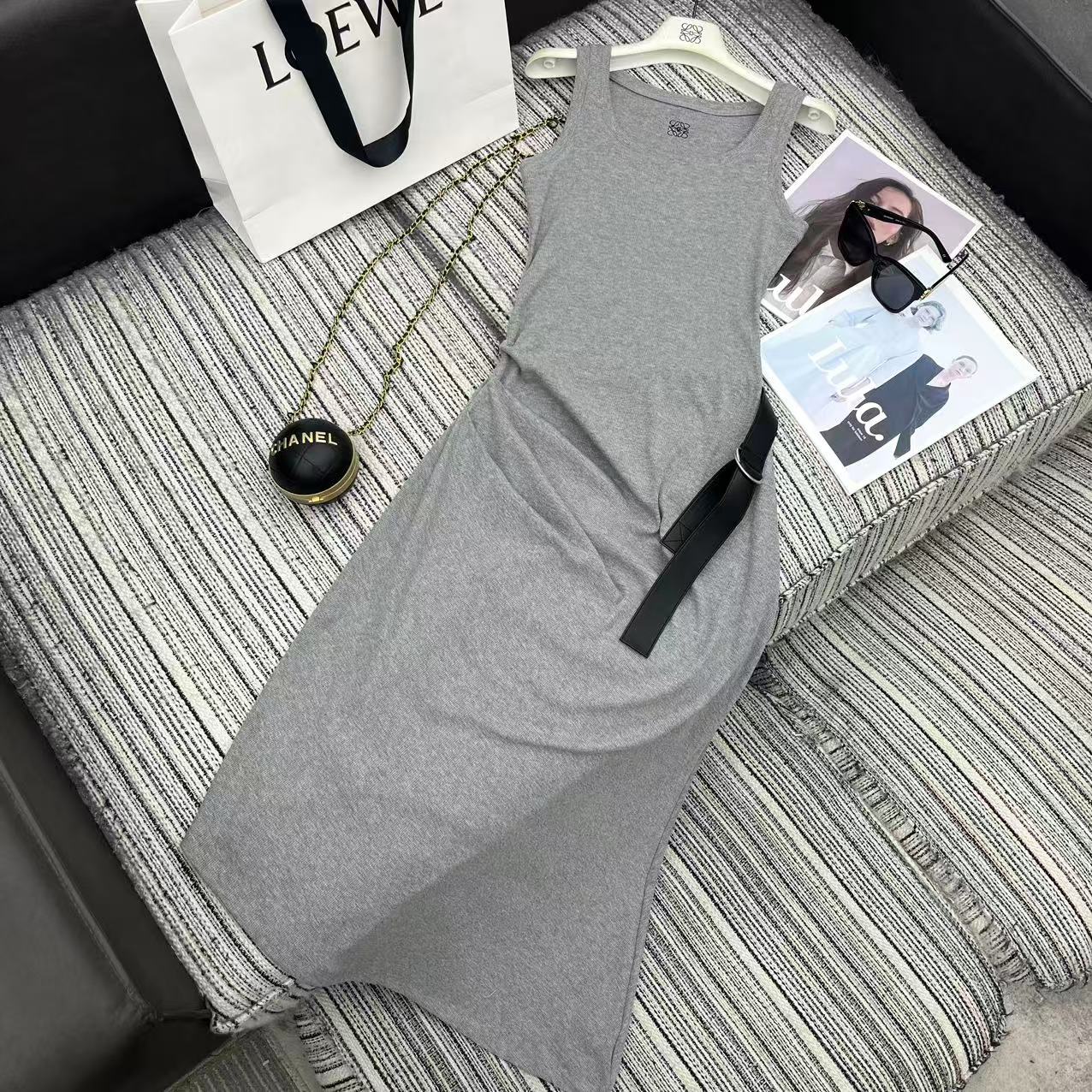 NO:722758,The highest version on the market, the girl inspects the goods, trims the three marks on the threads, and delivers the goods. You can post pictures and take videos. If you want quality and service, please add me on WeChat. We will not accept urgent orders. Highly recommend the 2026 early spring series LOE* new vest dress. Irregular skirt. Leather belt design. Embroidered letter embellishment. Fashionable and simple. Two-color SML, Loewe-clothing, loewe, loewe, skirts,19860909市面最高版本小妹验货、修剪线头上三标、发货可发图及拍视频,要品质要服务的加我微信,不接急单. 强烈推荐 26年早春系列 LOE*新款背心连衣裙 不规则裙摆 皮腰带设计 刺绣字母点缀 时尚简约 两色SML,罗意威-服装,loewe,loewe,skirts,,Women's clothing