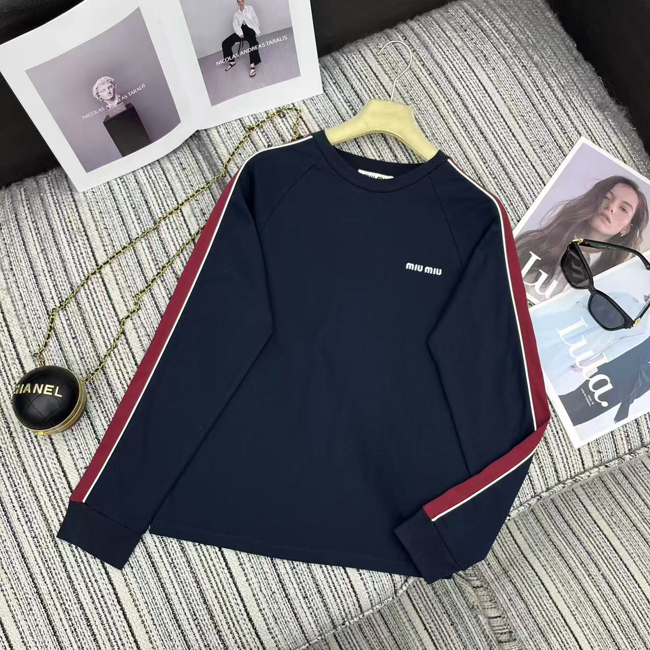 NO:722753,The highest version on the market, the girl inspects the goods, trims the three marks on the threads, and delivers the goods. You can send pictures and take videos. If you want quality and service, please add me on WeChat. We will not accept urgent orders. Highly recommend the 26th early spring series Miu* new round neck long-sleeved top with red edges, embroidered letters embellishment SML, Miu Miu-clothing, miumiu,19860909市面最高版本小妹验货、修剪线头上三标、发货可发图及拍视频,要品质要服务的加我微信,不接急单. 强烈推荐 26年早春系列 Miu*新款撞红色边圆领长袖上衣 刺绣字母点缀 SML,缪缪-服装,miumiu,,Women's clothing