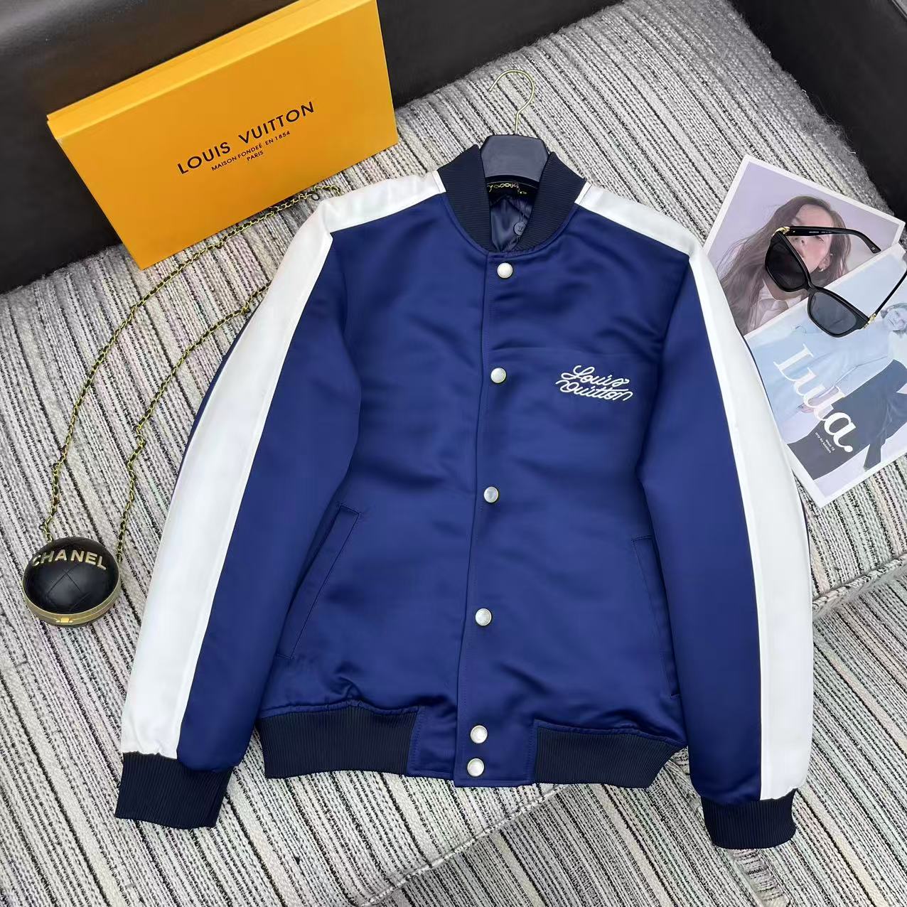 NO:722738,The highest version on the market, the girl inspects the goods, trims the three marks on the threads, and delivers the goods. You can send pictures and take videos. If you want quality or service, please add me on WeChat. We will not accept urgent orders. Highly recommend Louis Vuitt*n 26Ss early spring new style, dark blue jacket with galloping horse embroidery丨exclusively developed by yb!  Top quality production!  The classic color combination of navy blue background and milky white sleeves comes with a retro sports filter. Whether worn with jeans or a pleated skirt, it is super eye-catching. The horse embroidery on the back is amazing. The landscape and galloping horses are embroidered with blue thread. It is full of details and can be taken casually.  It has a blockbuster feel. It has a neat street feel when worn alone, and the metal snaps and rib details are also in place. It is a treasure item for both men and women. It is a sure win when going out in early spring. Available in stock S/M/L, Louis Vuitton-clothing, louis  vuitton,louis vuitton,skirts,jeans,jackets & coats,jackets & coats,19860909市面最高版本小妹验货、修剪线头上三标、发货可发图及拍视频,要品质要服务的加我微信,不接急单. 强烈推荐 Louis Vuitt*n 26Ss早春新款 骏马奔腾刺绣深蓝色夹克外套丨独家yb开发！顶级高版出品！藏青底色+奶白袖条的经典配色,自带复古运动滤镜,不管是配牛仔裤还是百褶裙都超吸睛.背部的骏马刺绣太绝了,蓝线绣出的山水和奔马,细节拉满,随便一拍就是大片感.单穿是利落的街头感,金属按扣和罗纹细节也很到位,完全是男女通吃的宝藏单品,早春出街靠它稳赢.现货发售S/M/L,路易威登-服装,louis vuitton,louis vuitton,skirts,jeans,jackets & coats,jackets & coats,,Women's clothing