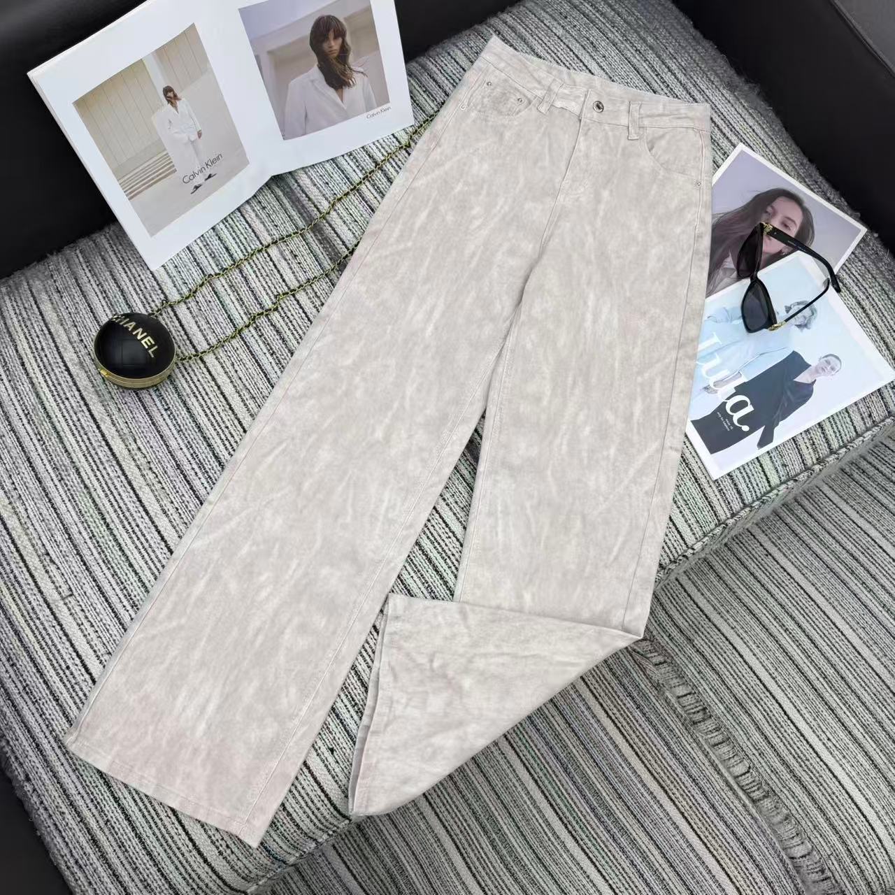 NO:722682,The highest version on the market, the girl inspects the goods, trims the three marks on the threads, and delivers the goods. You can send pictures and take videos. If you want quality and service, please add me on WeChat. We will not accept urgent orders. Highly recommend 26 years early spring series Miu* new printed denim straight pants, embroidered letter pockets embellished, two colors and three sizes., Miu Miu-clothing, miumiu,19860909市面最高版本小妹验货、修剪线头上三标、发货可发图及拍视频,要品质要服务的加我微信,不接急单. 强烈推荐 26年早春系列 Miu*新款印花牛仔直筒裤 刺绣字母口袋点缀 两色三码.,缪缪-服装,miumiu,,Women's clothing