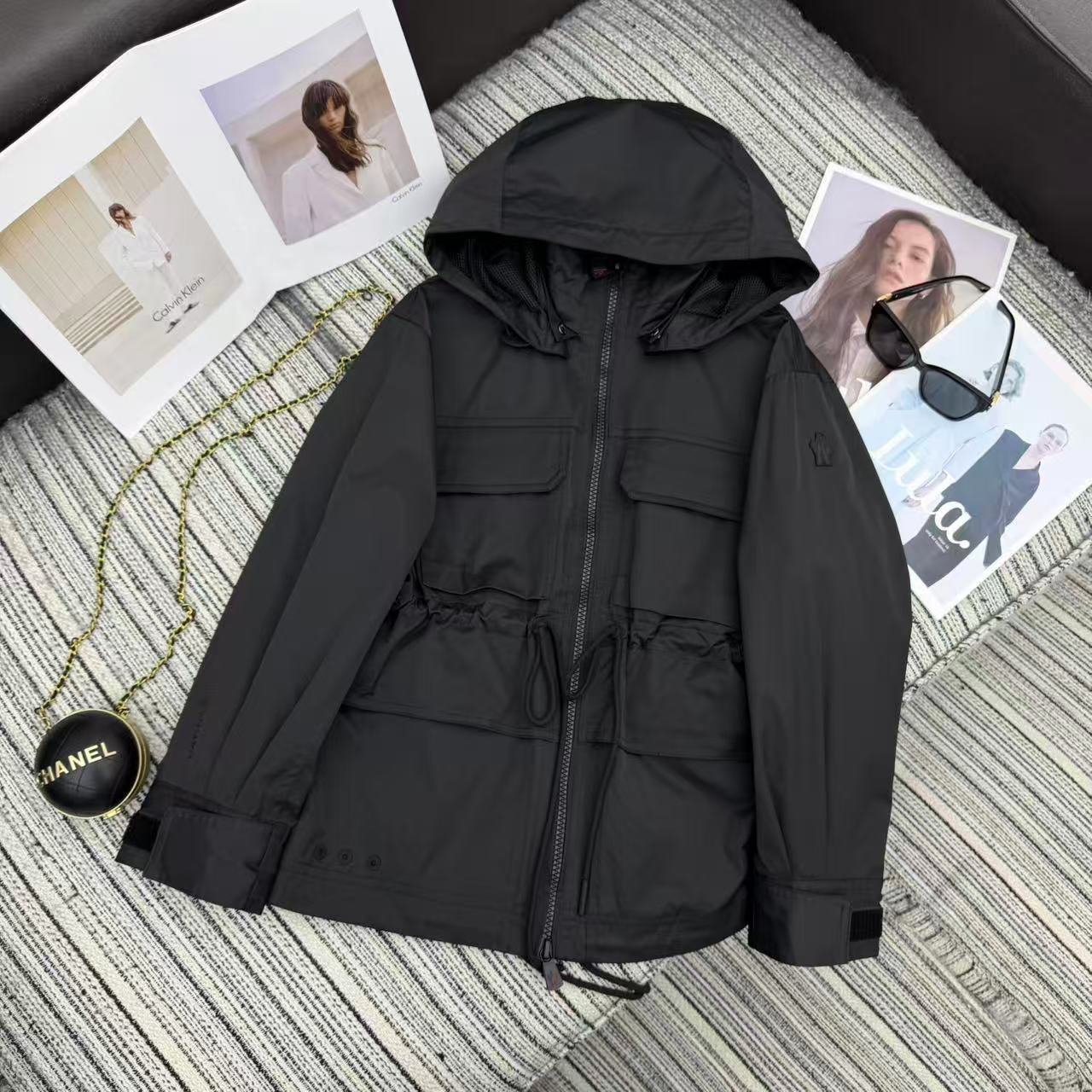 NO:722717,The highest version on the market, the girl inspects the goods, trims the three marks on the threads, and delivers the goods. You can post pictures and take videos. If you want quality and service, please add me on WeChat. We will not accept urgent orders. Highly recommend 26 years early spring series Mon* new hooded windbreaker jacket. Waist drawstring design. Letter printing embellishment. Classic black armband. Two-color SML, hooded clothing, Moncler, jackets & coats, hats,19860909市面最高版本小妹验货、修剪线头上三标、发货可发图及拍视频,要品质要服务的加我微信,不接急单. 强烈推荐 26年早春系列 Mon*新款连帽风衣外套 腰间抽绳设计 字母印花点缀 经典的黑色袖标 两色SML,蒙口-服装,Moncler,jackets & coats,hats,,Women's clothing