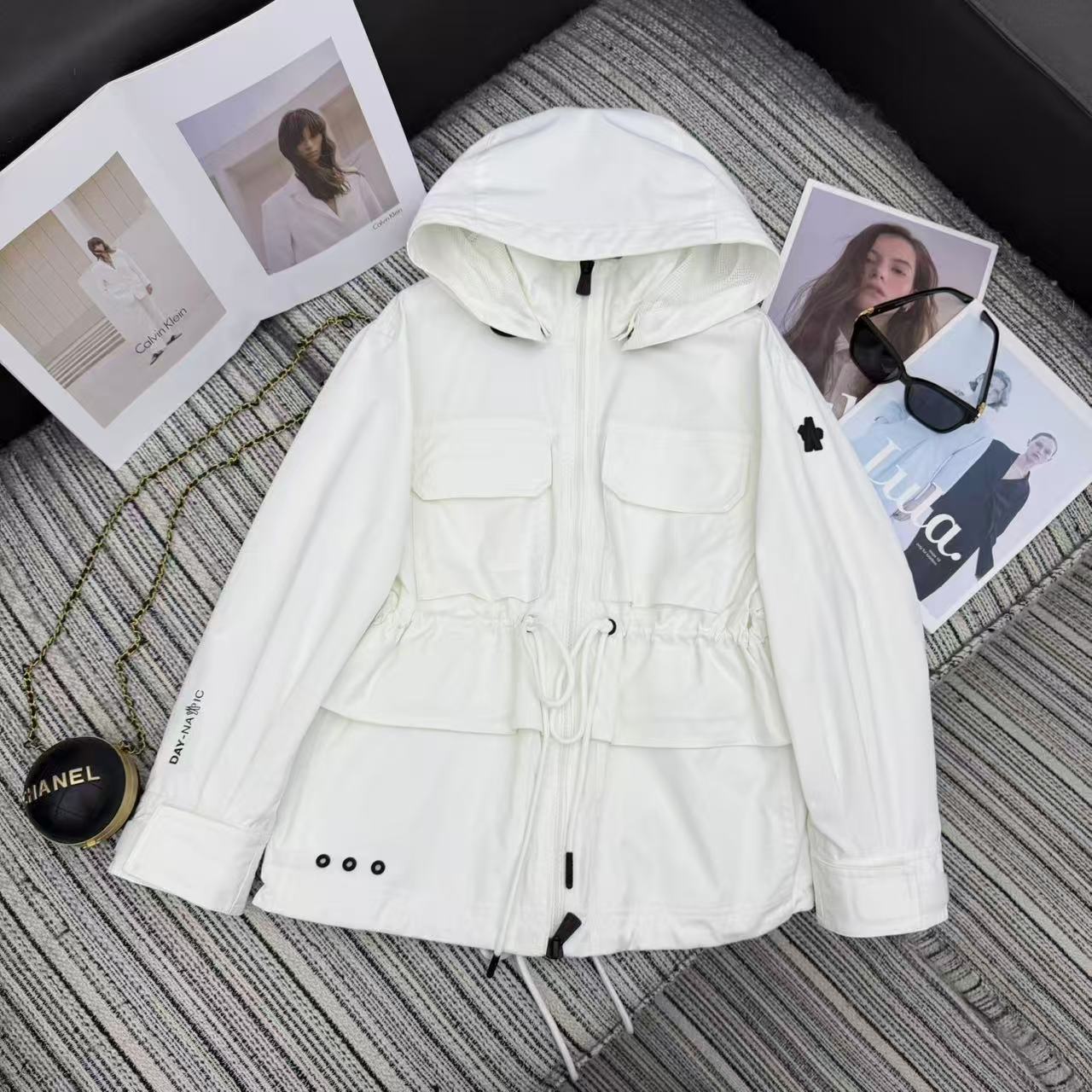 NO:722676,Highly recommended 2026 early spring series Mon* new hooded windbreaker jacket with drawstring design at the waist, letter print embellishment, classic black armband, two-color SML, hooded clothing, Moncler, jackets & coats, hats,19860909强烈推荐 26年早春系列 Mon*新款连帽风衣外套 腰间抽绳设计 字母印花点缀 经典的黑色袖标 两色SML,蒙口-服装,Moncler,jackets & coats,hats,,Women's clothing