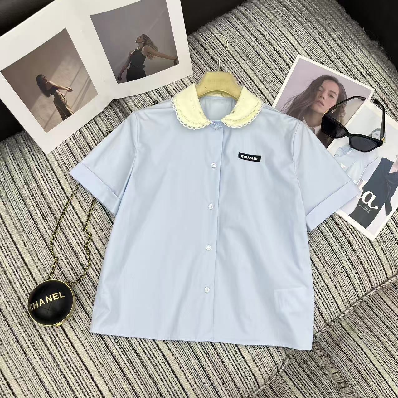 NO:777239,Highly recommended 2026 early spring series Miu's latest contrasting color hollow embroidery white lapel short-sleeved shirt with letter logo embellishment SML, Miu Miu-clothing, miumiu, shirts, T-shirt,19860909强烈推荐 26年早春系列 Miu*新款撞色镂空刺绣白色翻领短袖衬衫 字母标点缀 SML,缪缪-服装,miumiu,shirts,T-shirt,,Women's clothing