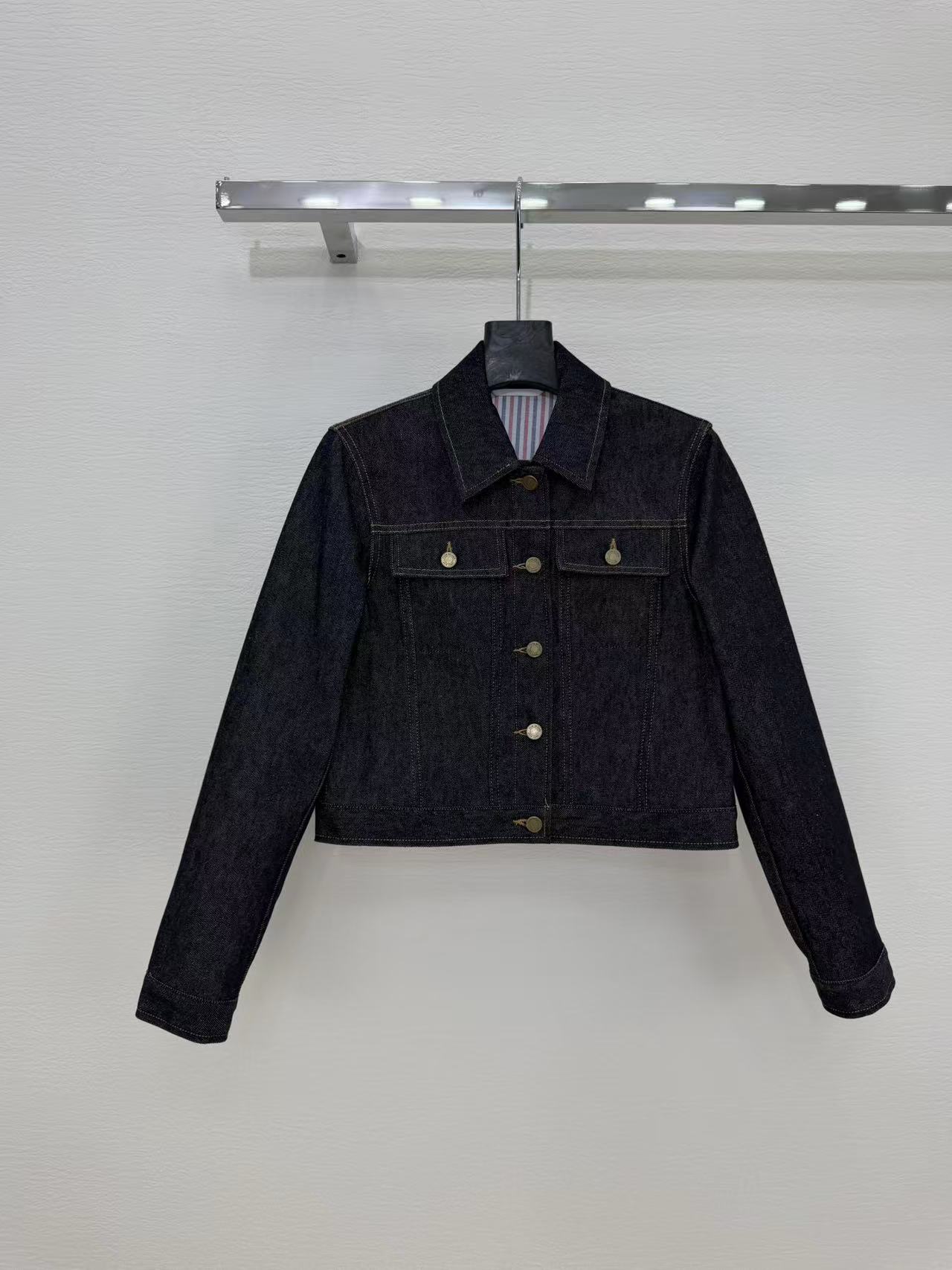 NO:777261,Highly recommended 2026 early spring series, college style series, Tho* new lapel denim jacket, nice washed color, SML, Thom Browne-clothing,thom browne,jackets & coats,jackets & coats,19860909强烈推荐 26年早春系列 学院风系列 Tho*新款翻领牛仔夹克外套 洗水颜色好看 SML,汤姆布朗-服装,thom browne,jackets & coats,jackets & coats,,Women's clothing