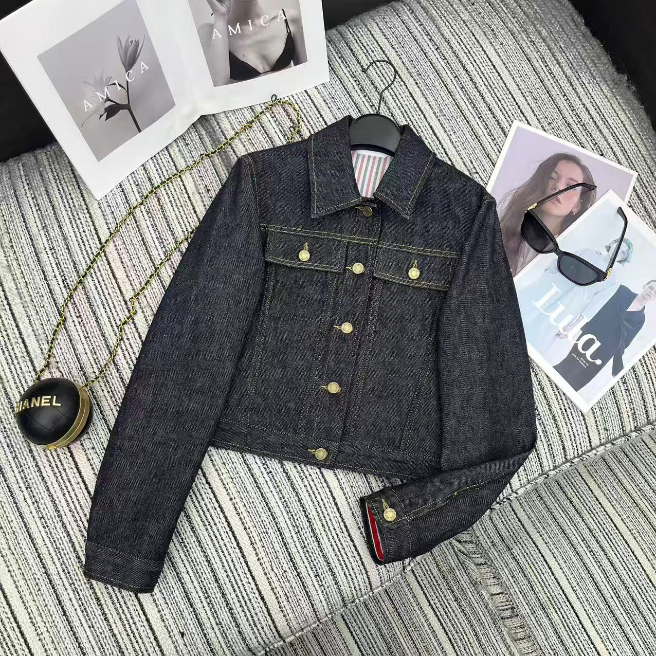 NO:777252,Highly recommended 2026 early spring series, college style series, Tho* new lapel denim jacket, nice washed color, SML, Thom Browne-clothing,thom browne,jackets & coats,jackets & coats,19860909强烈推荐 26年早春系列 学院风系列 Tho*新款翻领牛仔夹克外套 洗水颜色好看 SML,汤姆布朗-服装,thom browne,jackets & coats,jackets & coats,,Women's clothing
