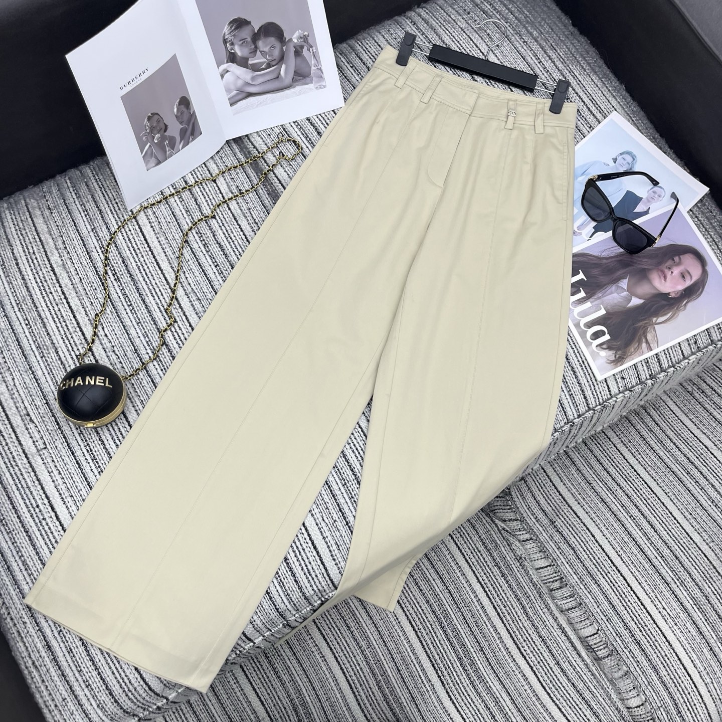 NO:777279,Highly recommended 2026 spring and summer series Cha* new straight wide-leg pants with metal double C logo embellishment SML, Chanel-clothing, chanel,19860909强烈推荐 26年春夏系列 Cha*新款直筒阔腿裤 金属双C logo点缀 SML,香奈儿-服装,chanel,,Women's clothing