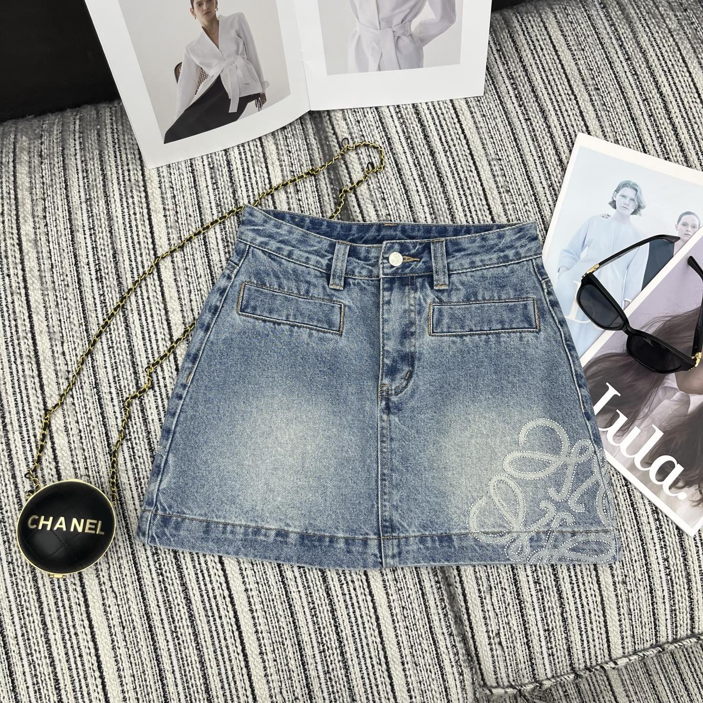 NO:777284,Highly recommended 2026 spring and summer series LOE* new hot diamond large logo denim small A skirt. The washed color is beautiful SMLXL, Loewe-clothing, loewe, loewe, skirts,19860909强烈推荐 26年春夏系列 LOE*新款烫钻大logo牛仔小A半裙 洗水颜色好看SMLXL,罗意威-服装,loewe,loewe,skirts,,Women's clothing