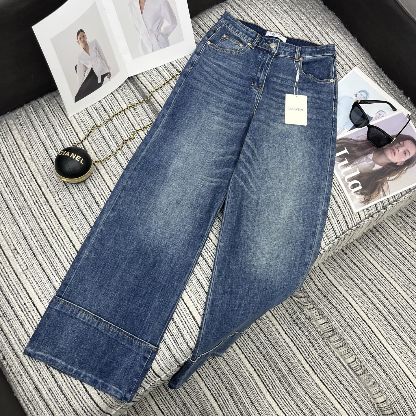NO:777294,Highly recommended for the 2026 early spring series, Val*’s new denim wide-leg pants are embellished with metal V pockets and the washed color is beautiful. SMLXL, Valentino-clothing, valentino,19860909强烈推荐 26年早春系列 Val*新款牛仔阔腿裤 金属V口袋点缀 洗水颜色好看 SMLXL,华伦天奴-服装,valentino,,Women's clothing