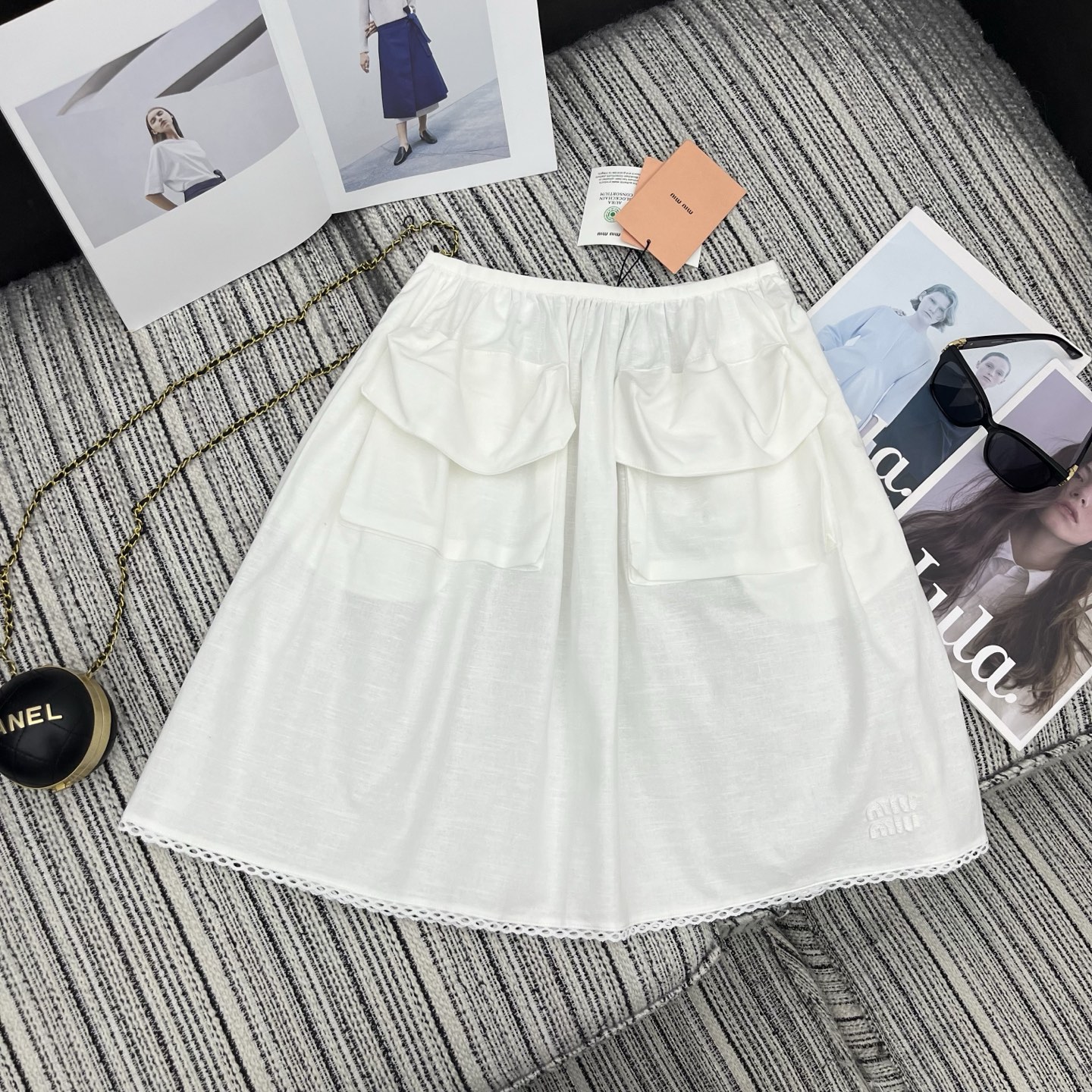 NO:777260,Highly recommended Miu* 26 new spring and summer new sleeveless vest + large pocket skirt suit丨exclusively developed by yb!  Top quality production!  The pure white tone is like freshly melted butter, the drawstring waist hides the little flesh, the large pocket skirt sways with smart curvature, and the lace is the little girl's little thought hidden in the details. Just wear a pair of small leather shoes, like a French girl walking out of a pictorial, lazy and sweet. Available in stock in S/M/L batches. Skirts, Miu Miu-clothing, miumiu, skirts,19860909强烈推荐 Miu* 26年春夏新款无袖背心+大口袋半身裙套装丨独家yb开发！顶级高版出品！纯净白调像刚融化的奶油,抽绳收腰藏起小肉肉,大口袋裙摆晃出灵动弧度,蕾丝花边是藏在细节里的少女小心思.随便搭一双小皮鞋,就像从画报里走出来的法式女孩,慵懒又甜软.现货发售S/M/L分开批.半裙,缪缪-服装,miumiu,skirts,,Women's clothing