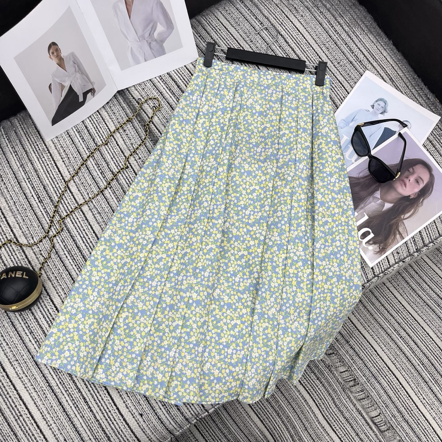 NO:777269,Highly recommended for the 2026 spring and summer series Pra*'s new retro floral skirt. Blue-green background with yellow flowers. Fresh and retro. Full of spring atmosphere. Super safe for daily wear. Japanese style. Pair with light-colored tops or coats. Easy to get a gentle and sweet look. Suitable for commuting and spring outings. One color SML, Prada-clothing, prada, prada, skirts, jackets & coats,19860909强烈推荐 26年春夏系列 Pra*新款复古碎花半身裙 蓝绿底色配黄色小花 清新又复古 春日氛围感满满 日常穿搭超安心 日系风格 搭配浅色上衣或外套 轻松 get温柔甜美look 通勤春游都很适合哦~一个色SML,普拉达-服装,prada,prada,skirts,jackets & coats,,Women's clothing