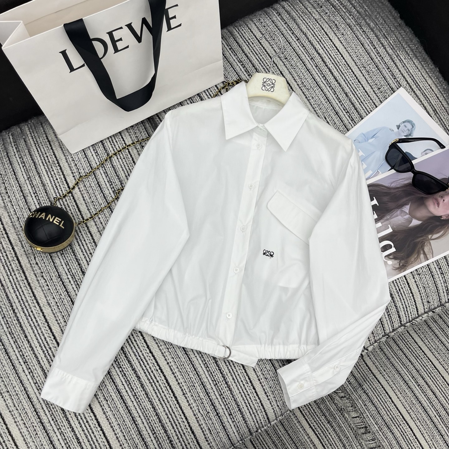 NO:777275,Highly recommended 26 years early spring and summer series LOE's latest lapel long-sleeved shirt embroidered logo embellishment 2 colors SML, Loewe-clothing, loewe, loewe, shirts,19860909强烈推荐 26年早春夏系列 LOE*新款翻领长袖衬衫 刺绣logo点缀 2色SML,罗意威-服装,loewe,loewe,shirts,,Women's clothing