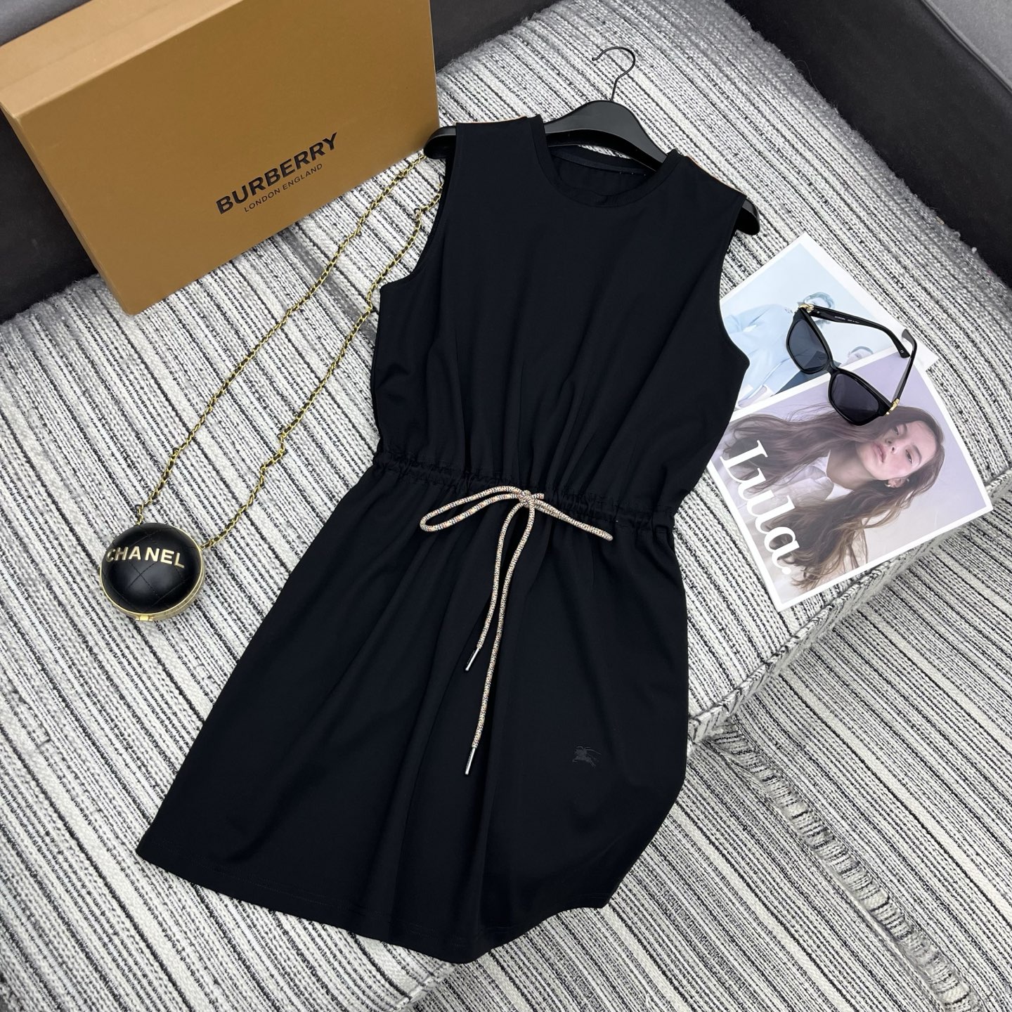 NO:776841,Highly recommended 2026 spring and summer series Bur*'s new vest dress with drawstring waist design, embroidered war horse embellishment, 2 colors SML, Burberry-clothing, burberry, skirts,19860909强烈推荐 26年春夏系列 Bur*新款背心连衣裙 腰间抽绳设计 刺绣战马点缀 2色SML,博柏利-服装,burberry,skirts,,Women's clothing