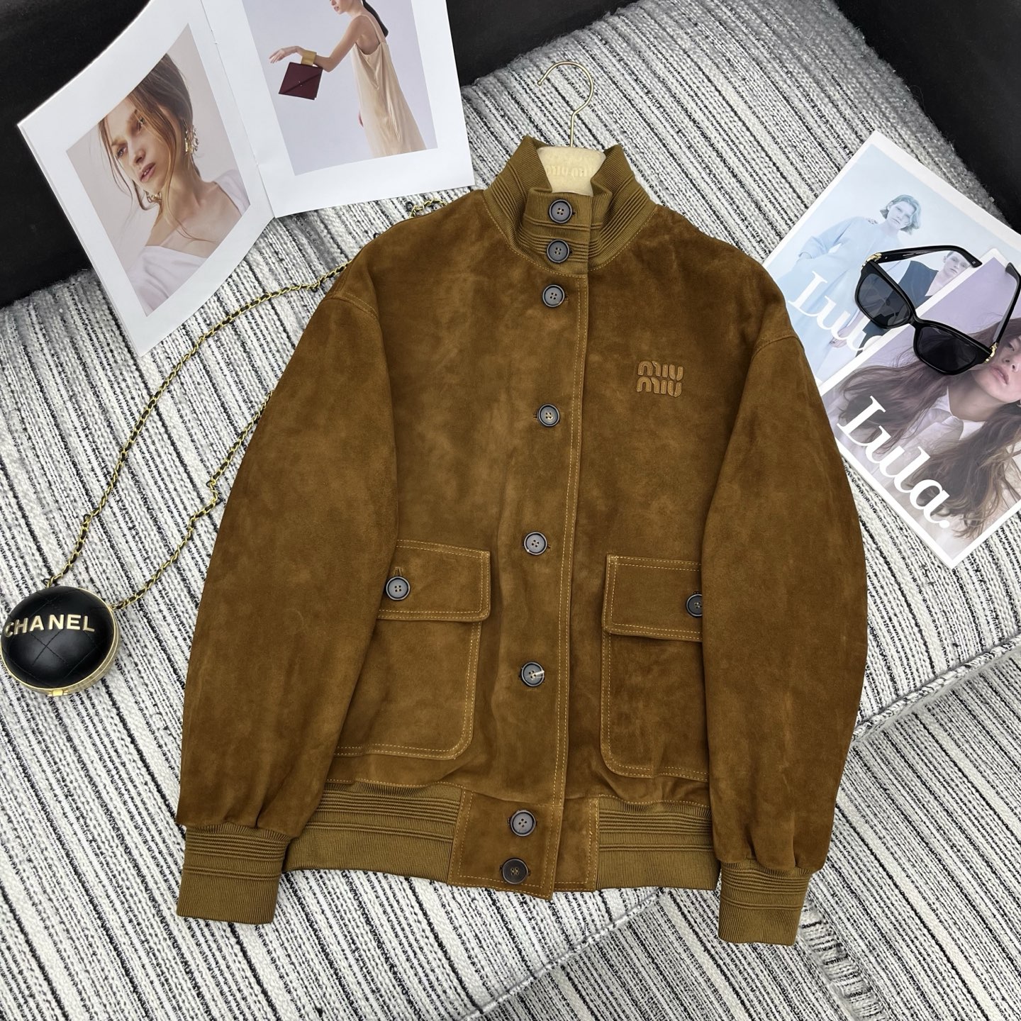 NO:776514,Highly recommended 2026 early spring series Miu's latest spliced ​​threaded stand-up collar suede lambskin jacket, letter patch embroidery embellishment, high-end quality SML (last four digits), Miu Miu-clothing, miumiu, jackets & coats, sheepskin, chamois leather,19860909强烈推荐 26年早春系列 Miu*新款拼接螺纹立领麂皮绒小绵羊皮外套 字母贴布绣点缀 高端品质 SML（后四位）,缪缪-服装,miumiu,jackets & coats,sheepskin,chamois leather,,Women's clothing