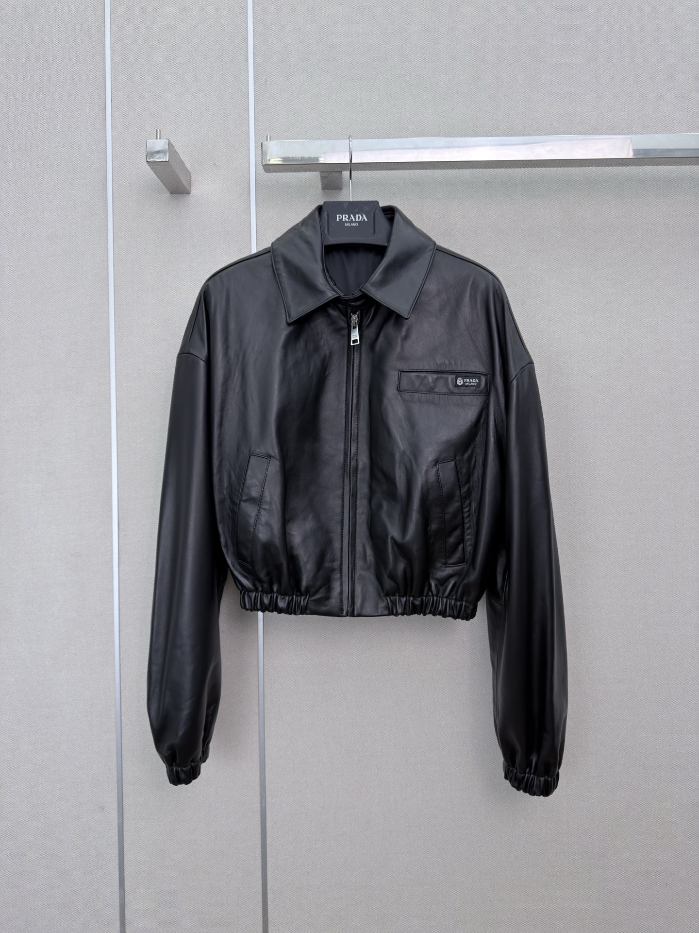 NO:931167,Highly recommended 2026 early autumn series Pra* new lapel jacket lambskin coat 100% sheepskin letter logo embellishment two-color SML, Prada-clothing, prada, prada, jackets & coats, jackets & coats, sheepskin,19860909强烈推荐 26年早秋系列 Pra*新款翻领夹克小绵羊皮外套 百分百绵羊皮 字母标点缀 两色SML,普拉达-服装,prada,prada,jackets & coats,jackets & coats,sheepskin,,Women's clothing