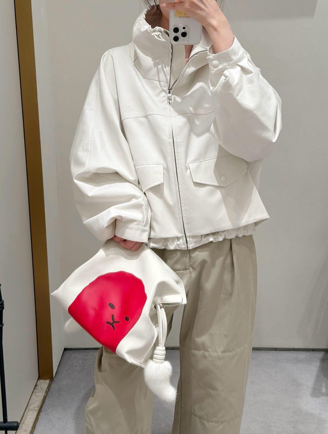NO:927586,LOEWE's new milky white jacket is really huge and shows off your temperament!  The short design just raises the waistline, and the details of the cuffs and hem are also very exquisite. The soft fabric is just perfect for spring~ The short work style stand-up collar jacket is high-waisted and short in length, with dropped shoulders + lantern-style loose curved sleeves. The design is not flattering on the body shape. It can be easily controlled by pear-shaped and apple-shaped figures. It has a neat and casual sense of luxury~ There are drawstring designs at the stand-up collar and hem. SML,, loewe, jackets & coats,19860909LOEWE 新款奶白色夹克真的巨巨巨显气质！ 短款设计刚好拉高腰线,袖口和下摆的细节也做得超精致,软乎乎的面料春天穿刚刚好～短款工装风立领夹克 高腰短款长度,落肩+灯笼式宽松弧形袖设计不挑身材,梨形、苹果形身材都能轻松驾驭,兼具利落感与随性高级感~立领处和下摆处均有抽绳设计哦SML,,loewe,jackets & coats,,Women's clothing