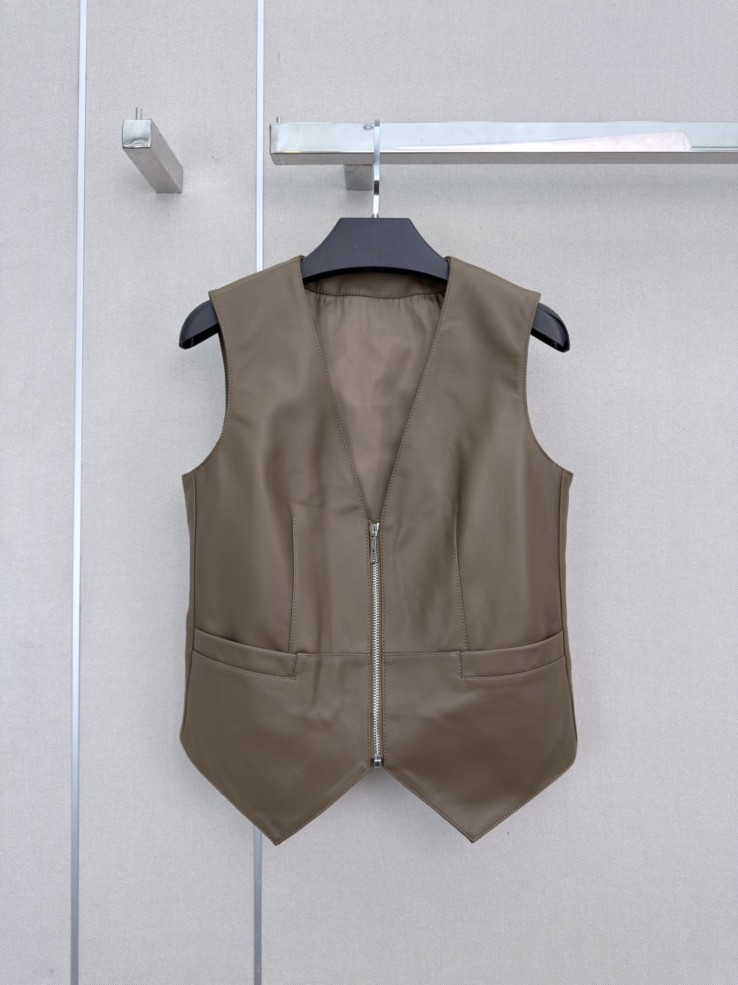 NO:949673,Highly recommended 2026 early autumn series Her* new lambskin V-neck vest, high-end quality, two-color SML, Hermès-clothing, hermes, sheepskin,19860909强烈推荐 26年早秋系列 Her*新款小绵羊皮V领小马甲 高端品质 两色SML,爱马仕-服装,hermes,sheepskin,,Women's clothing