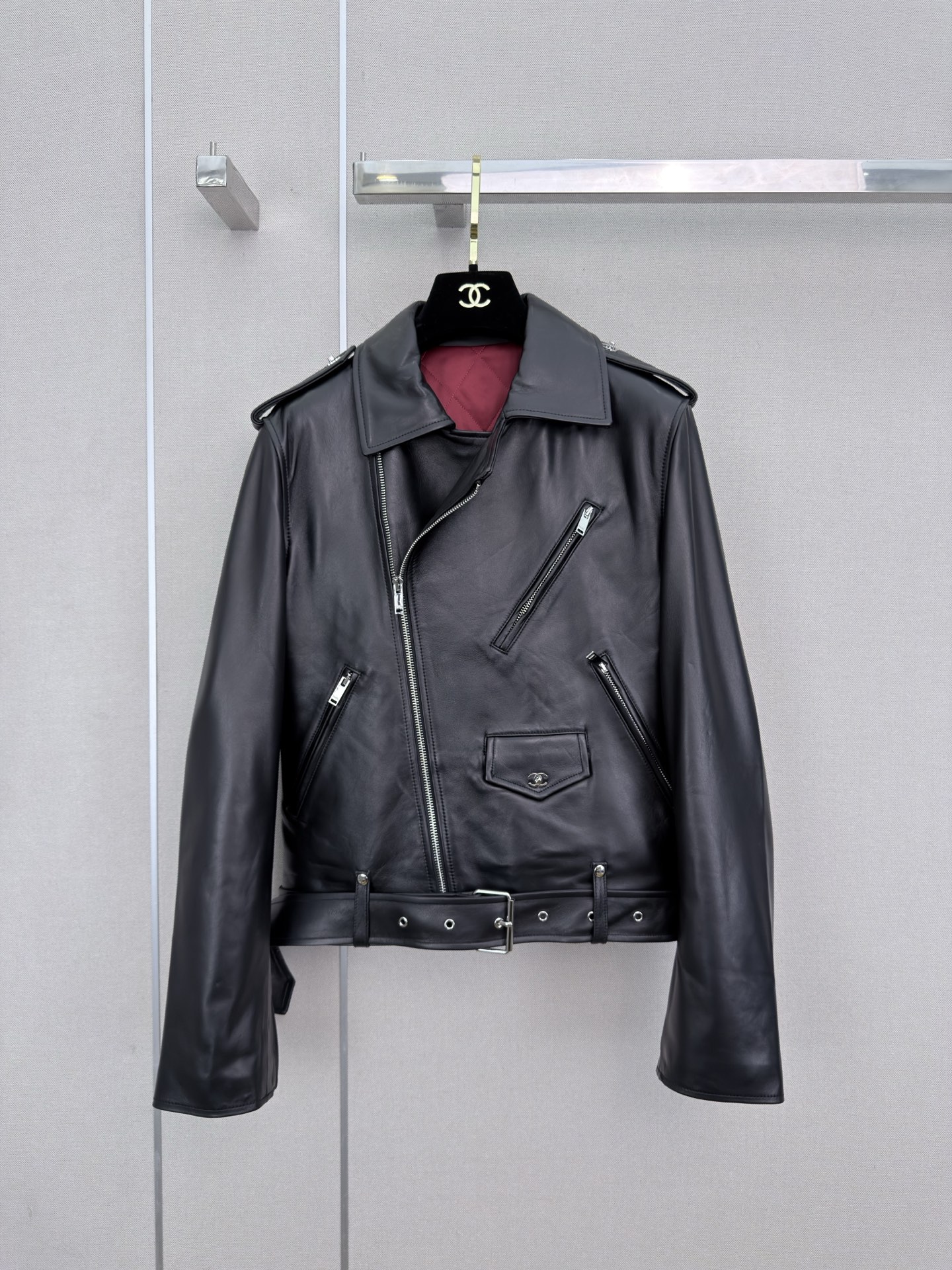 NO:944756,Highly recommended 2026 early autumn and winter series Cha* new motorcycle lambskin jacket with letter printed rhombus quilted lining on the back High-end quality YB1:1 customized 100% sheepskin SML, Chanel-clothing, chanel, jackets & coats, sheepskin,19860909强烈推荐 26年早秋冬系列 Cha*新款机车小绵羊皮外套 后背字母印花菱格夹棉里布 高端品质 YB1:1定制 百分百绵羊皮 SML,香奈儿-服装,chanel,jackets & coats,sheepskin,,Women's clothing