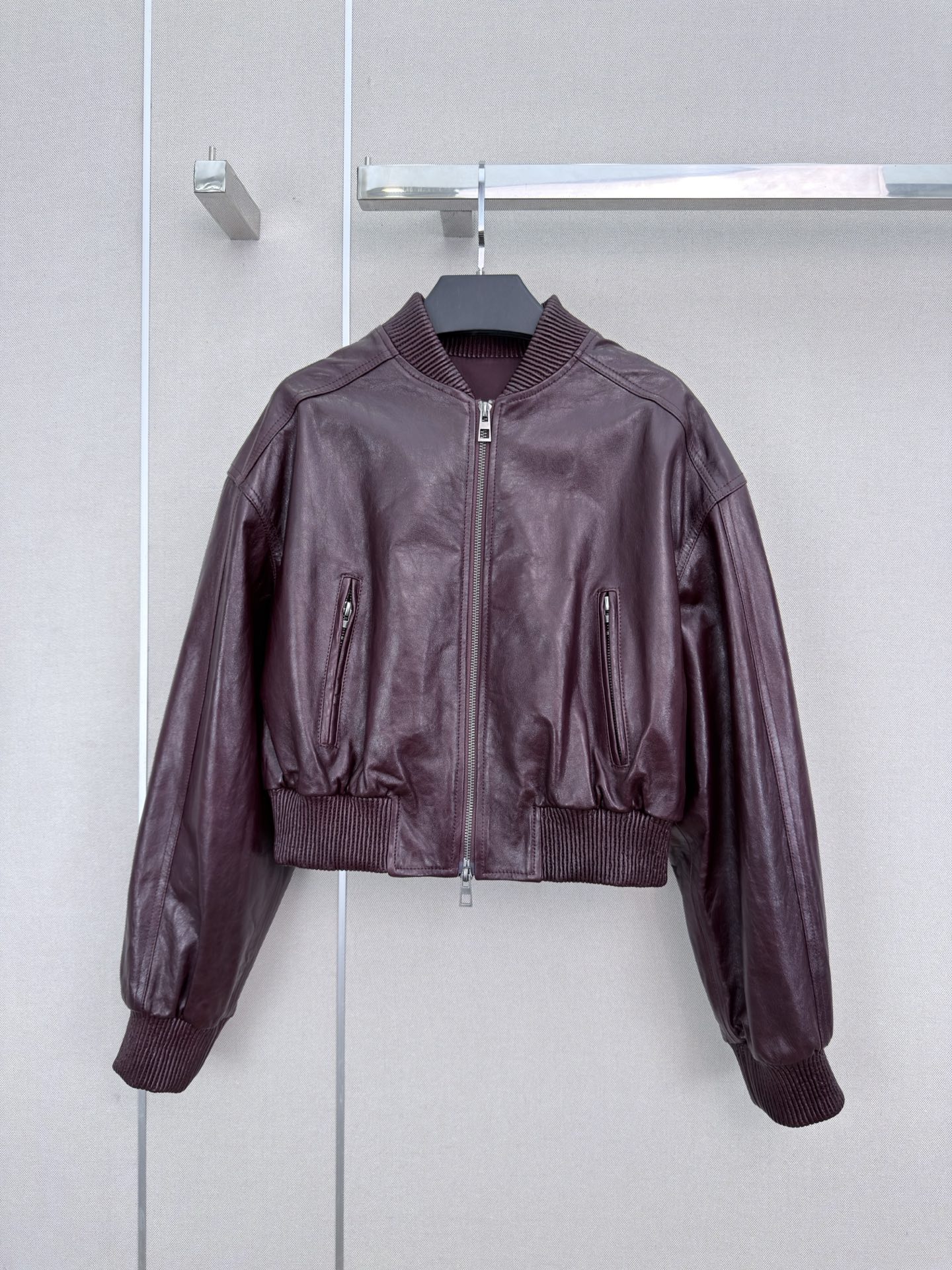 NO:949665,Highly recommended 2026 early autumn and winter series Pra* new lambskin baseball jacket, waxy imported 100% lambskin, high-end quality, 2 colors SML, Prada-clothing, prada, prada, jackets & coats, jackets & coats, sheepskin,19860909强烈推荐 26年早秋冬系列 Pra*新款小绵羊皮棒球夹克外套 油蜡感进口百分百小羊皮 高端品质 2色SML,普拉达-服装,prada,prada,jackets & coats,jackets & coats,sheepskin,,Women's clothing