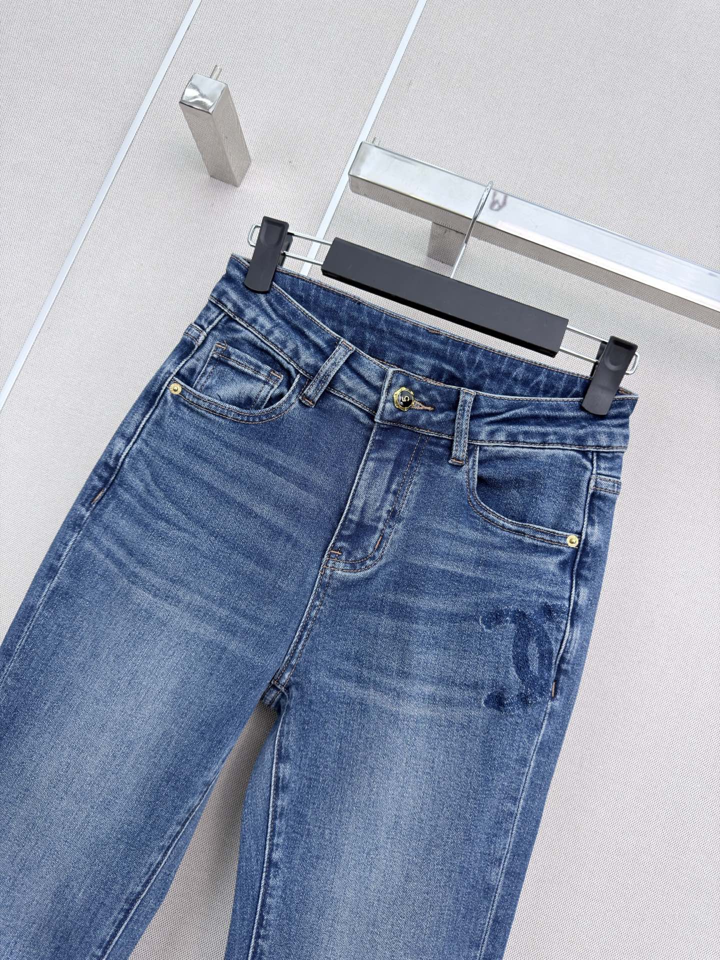 샤넬 더블 C 로고 플레어 여성 바지 상세 이미지 3