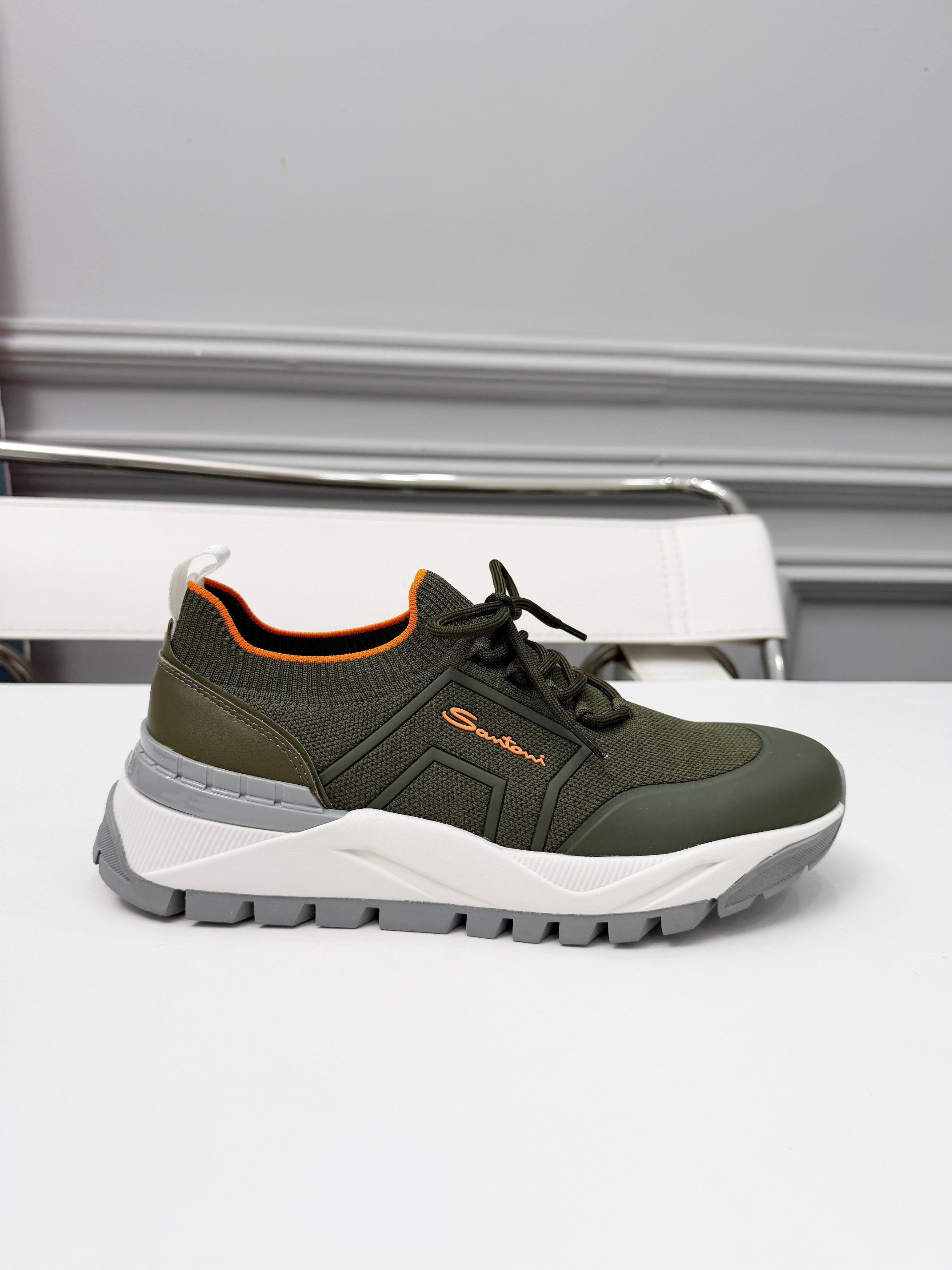 NO:756494,The Santoni leather goods brand originated in 1975. Since its inception, it has been committed to providing consumers with high-quality leather products. The brand positions itself in the high-end market, pays attention to quality and details, and uses top-grade leather materials to ensure that each Santoni leather goods have excellent quality and comfort. The original one-to-one open-mold large sole has a size of 39-46,19860909Santoni皮具品牌源于1975年,自创立以来,一直致力于为消费者提供高品质的皮革制品.品牌定位高端市场,注重品质和细节,选用顶级的皮革材料,确保每一款Santoni皮具都具备卓越的品质和舒适度. 原版一比一开模大底 码数39-46,,Men's shoes