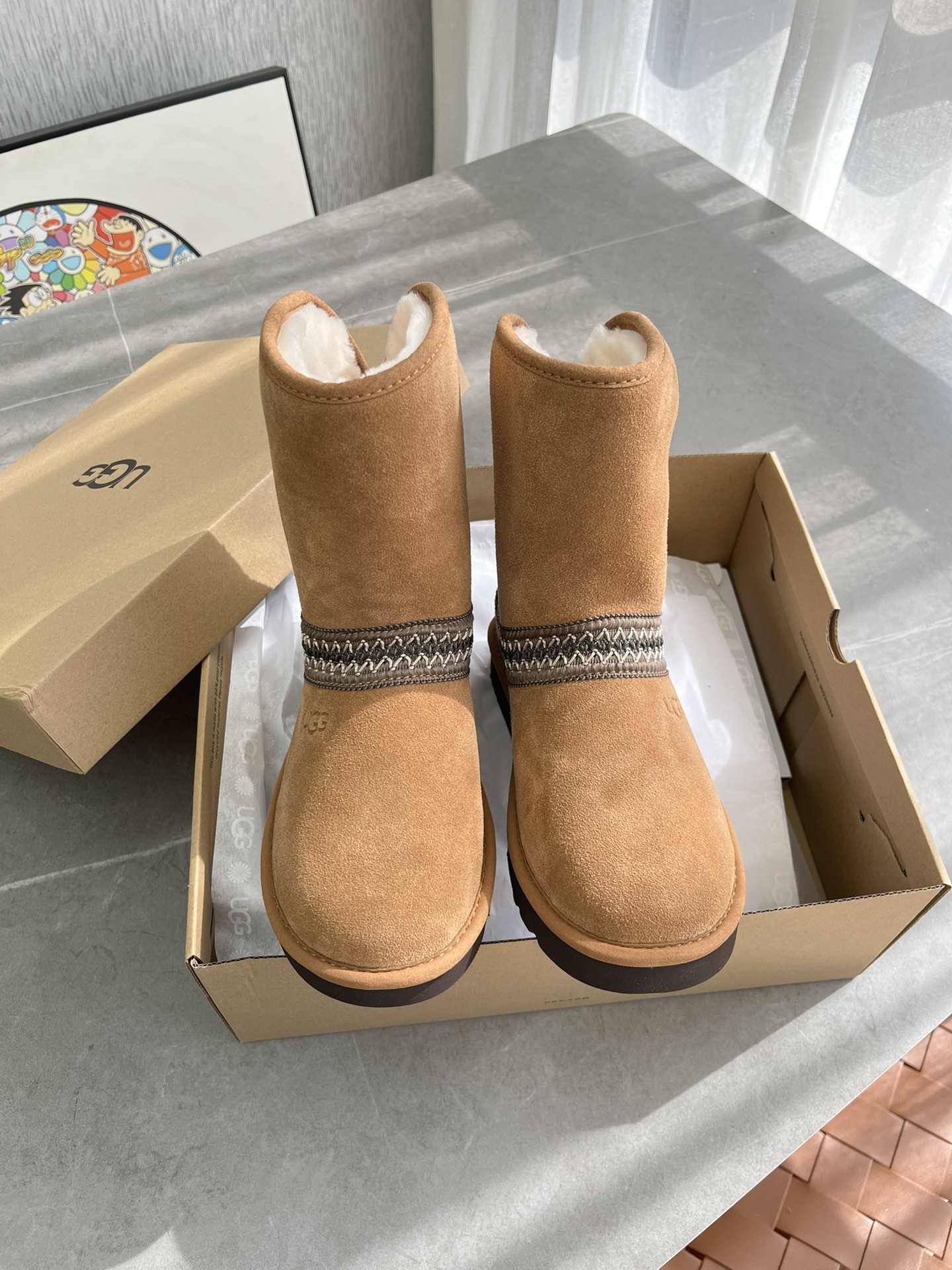 NO:559847,——Maroon Ugg’s new autumn and winter classic short boots—Crescent Series!  Retro style, warm and luxurious. The upper is made of cow suede material, which is unique and ingenious. It is not easy to wrinkle when wearing, saying goodbye to the embarrassment of traditional short boots that are prone to wrinkles. The upper foot is neat and elegant, which makes the feet feel more comfortable. It is paired with unique ethnic woven elements to add a touch of smart color to the simple design without losing personality. The 17mm cut sheepskin lining is warm to the touch, delicate and soft, providing the ultimate care for cold weather. The perfect fusion of function and beauty.  The exquisite suede leather edges not only outline a luxurious silhouette, but are also a symbol of durable quality. The delicate touch and luxurious materials complement each other!  The light and flexible Eva outsole is an important feature of this style of short boots, with excellent resilience and wear resistance. Whether worn with jeans or casual skirts, these short boots can easily control the size, 35 36 37 38 39 40, snow boots, boots, skirts, jeans, sheepskin19860909——栗色 Ugg秋冬新款经典短靴——新月系列！ 复古风尚,温暖奢华 鞋面精选牛翻毛材质,匠心独运,穿着时不易出现折褶现象,告别传统短靴易出现折褶的尴尬,上脚整洁大方使双足倍感舒适.搭配独特的民族风编织元素,为简约设计增添一抹灵动色彩,不失个性.17毫米剪裁羊皮毛一体内里,温暖触感细腻柔软,为寒冷天气提供至臻呵护.功能与美感的完美融合 精美翻毛皮包边,不仅勾勒出奢华轮廓,更是耐久品质的象征.细腻的触感与奢侈的用料相得益彰！轻盈灵动的Eva大底是该款短靴的重要特色,具备优异的回弹性和耐磨性. 无论是穿搭牛仔裤还是休闲裙,这款短靴都能轻松驾驭size,35 36 37 38 39 40,雪地靴,boots,skirts,jeans,sheepskin,Women's Shoes