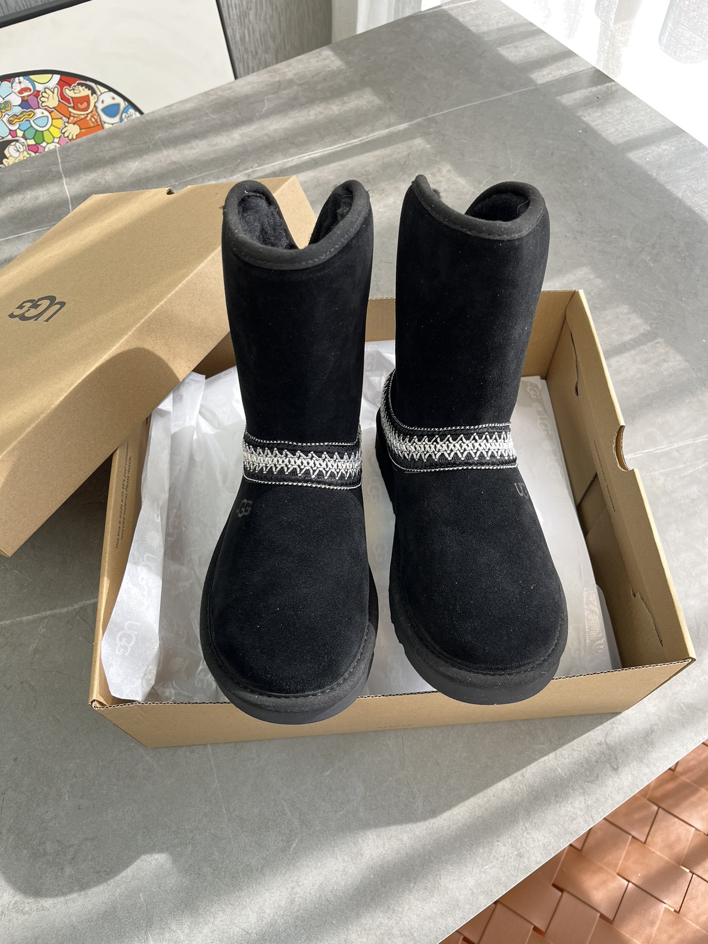 NO:559822,——Black Ugg autumn and winter new classic short boots-Crescent Series!  Retro style, warm and luxurious. The upper is made of cow suede material, which is unique and ingenious. It is not easy to wrinkle when wearing, saying goodbye to the embarrassment of traditional short boots that are prone to wrinkles. The upper foot is neat and elegant, which makes the feet feel more comfortable. It is paired with unique ethnic woven elements to add a touch of smart color to the simple design without losing personality. The 17mm cut sheepskin lining is warm to the touch, delicate and soft, providing the ultimate care for cold weather. The perfect fusion of function and beauty.  The exquisite suede leather edges not only outline a luxurious silhouette, but are also a symbol of durable quality. The delicate touch and luxurious materials complement each other!  The light and flexible Eva outsole is an important feature of this style of short boots, with excellent resilience and wear resistance. Whether worn with jeans or casual skirts, these short boots can easily control the size, 35 36 37 38 39 40 41, snow boots, boots, skirts, jeans, sheepskin19860909——黑色 Ugg秋冬新款经典短靴——新月系列！ 复古风尚,温暖奢华 鞋面精选牛翻毛材质,匠心独运,穿着时不易出现折褶现象,告别传统短靴易出现折褶的尴尬,上脚整洁大方使双足倍感舒适.搭配独特的民族风编织元素,为简约设计增添一抹灵动色彩,不失个性.17毫米剪裁羊皮毛一体内里,温暖触感细腻柔软,为寒冷天气提供至臻呵护.功能与美感的完美融合 精美翻毛皮包边,不仅勾勒出奢华轮廓,更是耐久品质的象征.细腻的触感与奢侈的用料相得益彰！轻盈灵动的Eva大底是该款短靴的重要特色,具备优异的回弹性和耐磨性. 无论是穿搭牛仔裤还是休闲裙,这款短靴都能轻松驾驭size,35 36 37 38 39 40 41,雪地靴,boots,skirts,jeans,sheepskin,Women's Shoes