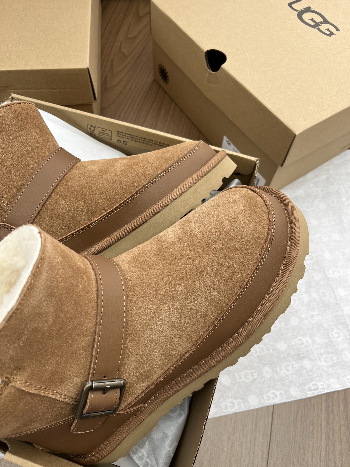 NO:615188,The boot shaft can be folded and worn in two ways, and the buckle can be freely adjusted for tightness. It is suitable for both fat and thin feet. The upper is made of cow suede and cowhide fender gold combination. It is highly breathable and wear-resistant, making it resistant to daily commuting and walking on the street. Snow boots, boots, cowhide, gold19860909靴筒可翻折两穿,搭扣可自由调节松紧,胖瘦脚型都适配.鞋面采用牛翻毛拼接牛皮挡泥板黄金组合 透气性拉满还耐磨损,日常通勤踩街都抗造,雪地靴,boots,cowhide,gold,Women's Shoes