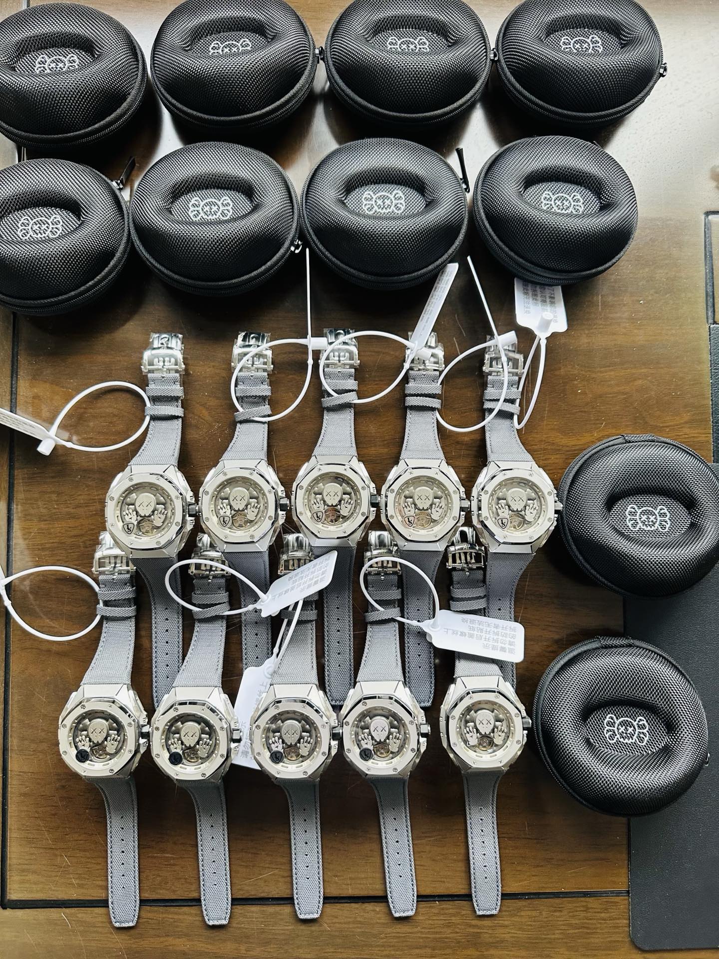 NO:641225,LS.Factory Audemars iguet Royal Oak Concept Series 26656TI.GG.D019VE.01 1. Newly molded 43mm case, using a new design, more ergonomic case, more refined case details, it has larger polished chamfers, size 43MM~17MM, the 43mm wide case has been carefully modified to accommodate the new movement with a slightly larger diameter  2. The movement adopts an imported customized fully automatic tourbillon movement, which is more beautiful and has more stable quality. 3. The watch case is made of Japanese 316 stainless steel, which shows that the steel case is more bright and bright (not ordinary 306 steel used in the market). 4. The mirror is made of imported sapphire glass. 5. The strap is made of canvas with a cover, which is more comfortable to wear and feels better. It is not pressed out of leather, and the buckle adopts a folding butterfly buckle.  6. Place an order now and get a custom-made convenient box to carry with you, first come first served, while supplies last, audemars19860909LS .Factory 爱彼 Audemars iguet  皇家橡树概念系列26656TI.GG.D019VE.01 1、新开模43 毫米表壳,采用全新设计、更符合人体工学的表壳、更精致的表壳细节,它具有较大的抛光倒角, 尺寸 43MM~17MM, 43毫米宽的表壳经过精心修饰,以容纳直径稍大的新机芯 2、机芯采用进口订制全自动陀飞轮机芯,更佳美观,质量更稳定. 3、表壳采用日本 316 精钢打造,显示出钢壳更佳鲜亮（非市场用普通 306 钢） 4、镜面采用进口蓝宝石玻璃镜面 5、 表带采用帆布带包皮,配带起来更加舒服,手感更好,非皮革压制而出,扣子采用折叠蝴蝶扣. 6、现在下单送随身携带订制方便盒子一个,先到先得,送完为止,,audemars,Watch