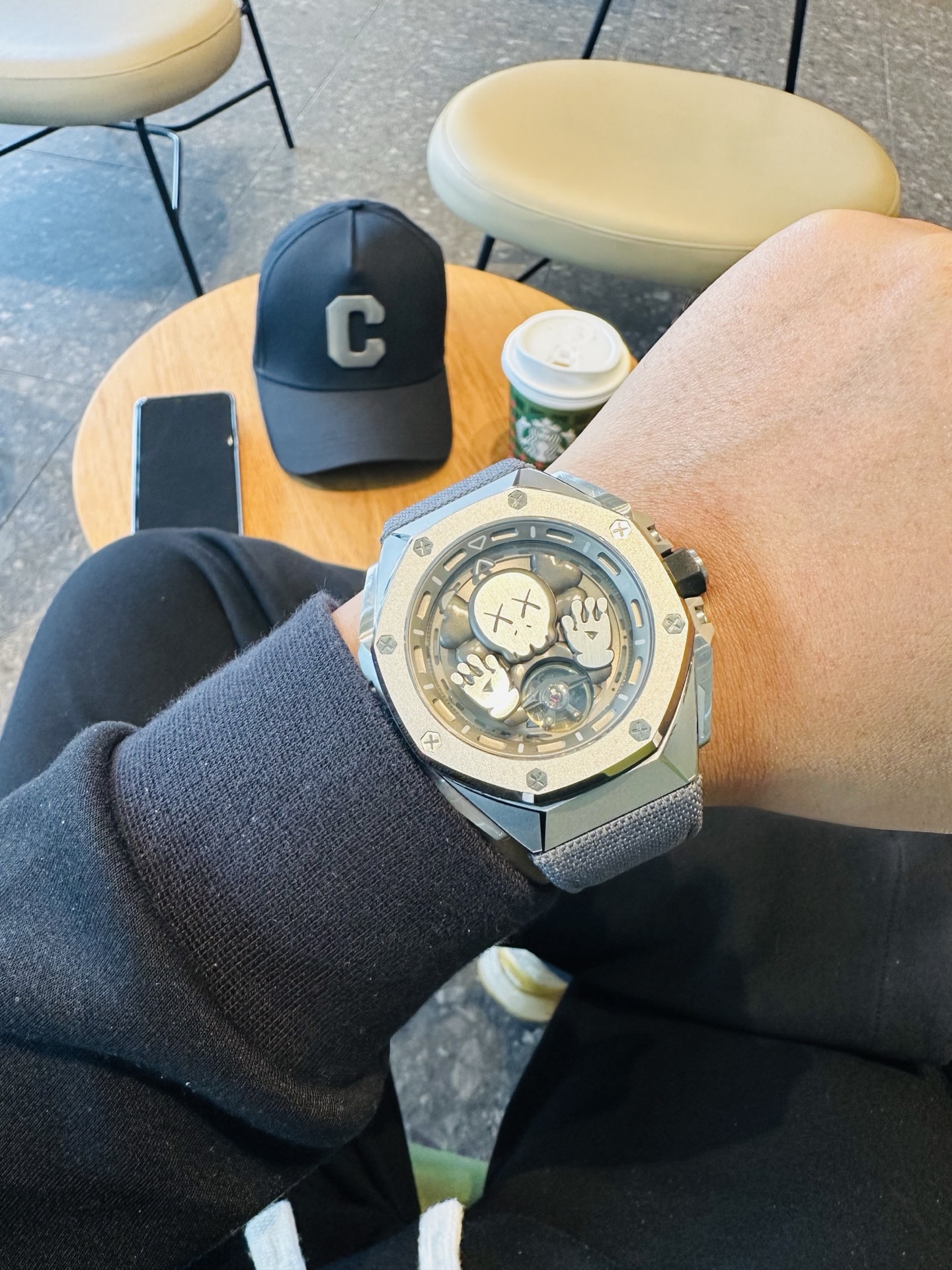 NO:821872,LS.Factory Audemars iguet [Limited Edition co-branded by fashion artist KAWS] Royal Oak Concept Series 26656TI.GG.D019VE.01 1. Newly molded 43mm case, using a new design, more ergonomic case, more exquisite case details, it has larger polished chamfers, size 43MM~17MM,  The 43 mm wide case has been carefully modified to accommodate the new movement with a slightly larger diameter. 2. The movement uses an imported customized fully automatic tourbillon movement, which is more beautiful and more stable in quality. 3. The case is made of Japanese 316 stainless steel, which shows that the steel case is more bright and bright (not ordinary 306 steel for the market) 4. The mirror is made of imported sapphire glass mirror 5.  The strap is made of canvas leather, which is more comfortable to wear and feels better. It is not pressed out of leather, and the buckle adopts a folding butterfly buckle. 6. Order now and you will receive a custom-made box that is convenient for you to carry with you. First come first served, while supplies last, audemars19860909LS .Factory 爱彼 Audemars iguet 【潮流艺术家KAWS联名限量款】 皇家橡树概念系列26656TI.GG.D019VE.01 1、新开模43 毫米表壳,采用全新设计、更符合人体工学的表壳、更精致的表壳细节,它具有较大的抛光倒角, 尺寸 43MM~17MM, 43毫米宽的表壳经过精心修饰,以容纳直径稍大的新机芯 2、机芯采用进口订制全自动陀飞轮机芯,更佳美观,质量更稳定. 3、表壳采用日本 316 精钢打造,显示出钢壳更佳鲜亮（非市场用普通 306 钢） 4、镜面采用进口蓝宝石玻璃镜面 5、 表带采用帆布带包皮,配带起来更加舒服,手感更好,非皮革压制而出,扣子采用折叠蝴蝶扣. 6、现在下单送随身携带订制方便盒子一个,先到先得,送完为止,,audemars,Watch
