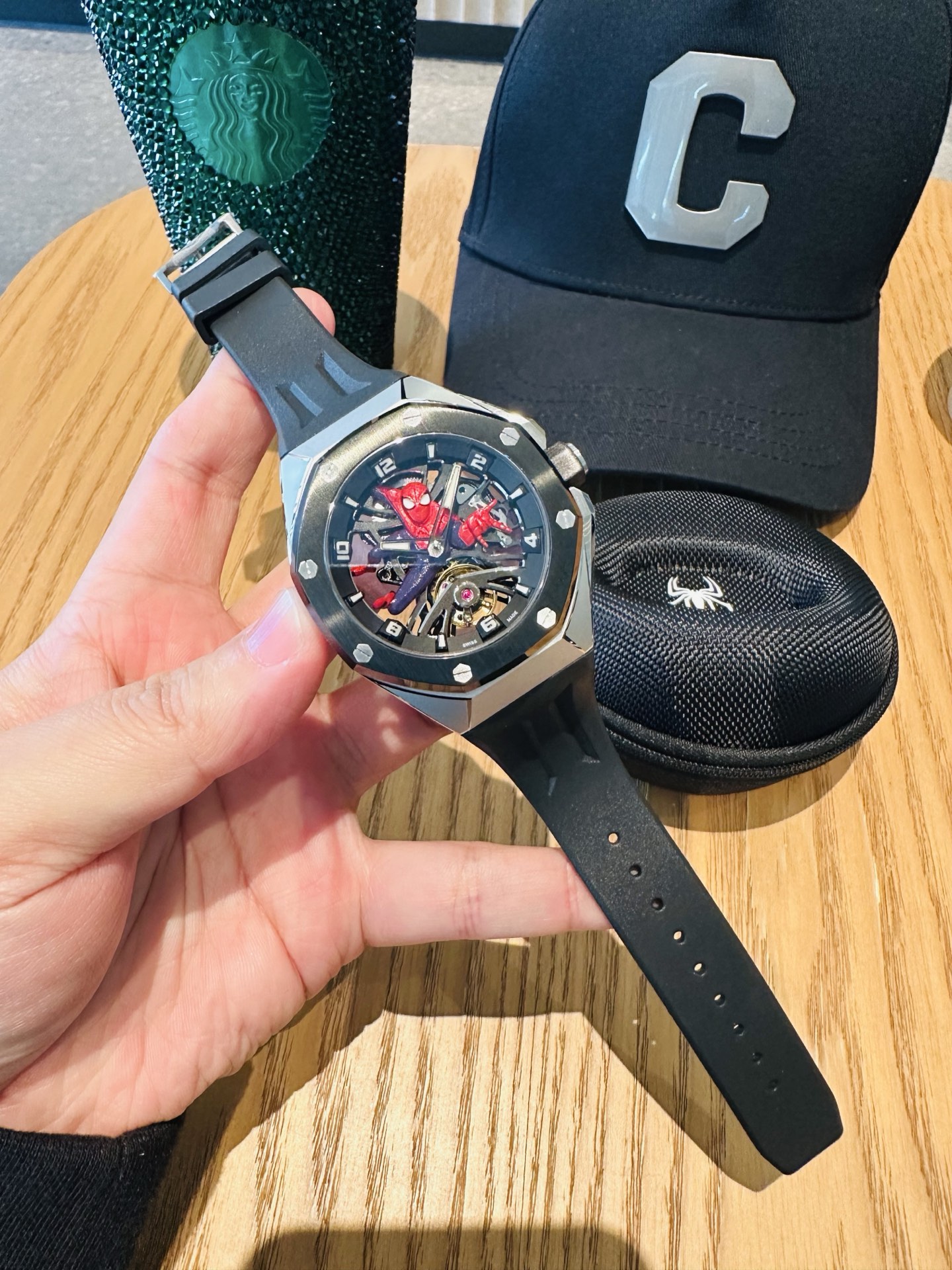 NO:689060,LS.Factory Audemars iguet [Marvel Spider-Man Co-branded Limited Edition] Royal Oak Concept Series 26631lO.OO.D002CA.01 1. Newly molded 43mm case, using a new design, more ergonomic case, more exquisite case details, it has large polished chamfers, size 43MM~14MM,  The 43 mm wide case has been carefully modified to accommodate the new movement with a slightly larger diameter. 2. The movement uses an imported customized manual tourbillon movement, which is more beautiful and more stable in quality. 3. The case is made of Japanese 316 stainless steel, which shows that the steel case is more bright and bright (not ordinary 306 steel for the market) 4. The mirror is made of imported sapphire glass mirror 5.  The strap is made of canvas leather, which is more comfortable to wear and feels better. It is not pressed out of leather, and the buckle adopts a folding butterfly buckle. 6. Order now and you will receive a custom-made box that is convenient for you to carry with you. First come first served, while supplies last, audemars19860909LS .Factory 爱彼 Audemars iguet 【漫威蜘蛛侠联名限量款】 皇家橡树概念系列26631lO.OO.D002CA.01 1、新开模43 毫米表壳,采用全新设计、更符合人体工学的表壳、更精致的表壳细节,它具有较大的抛光倒角, 尺寸 43MM~14MM, 43毫米宽的表壳经过精心修饰,以容纳直径稍大的新机芯 2、机芯采用进口订制手动陀飞轮机芯,更佳美观,质量更稳定. 3、表壳采用日本 316 精钢打造,显示出钢壳更佳鲜亮（非市场用普通 306 钢） 4、镜面采用进口蓝宝石玻璃镜面 5、 表带采用帆布带包皮,配带起来更加舒服,手感更好,非皮革压制而出,扣子采用折叠蝴蝶扣. 6、现在下单送随身携带订制方便盒子一个,先到先得,送完为止,,audemars,Watch