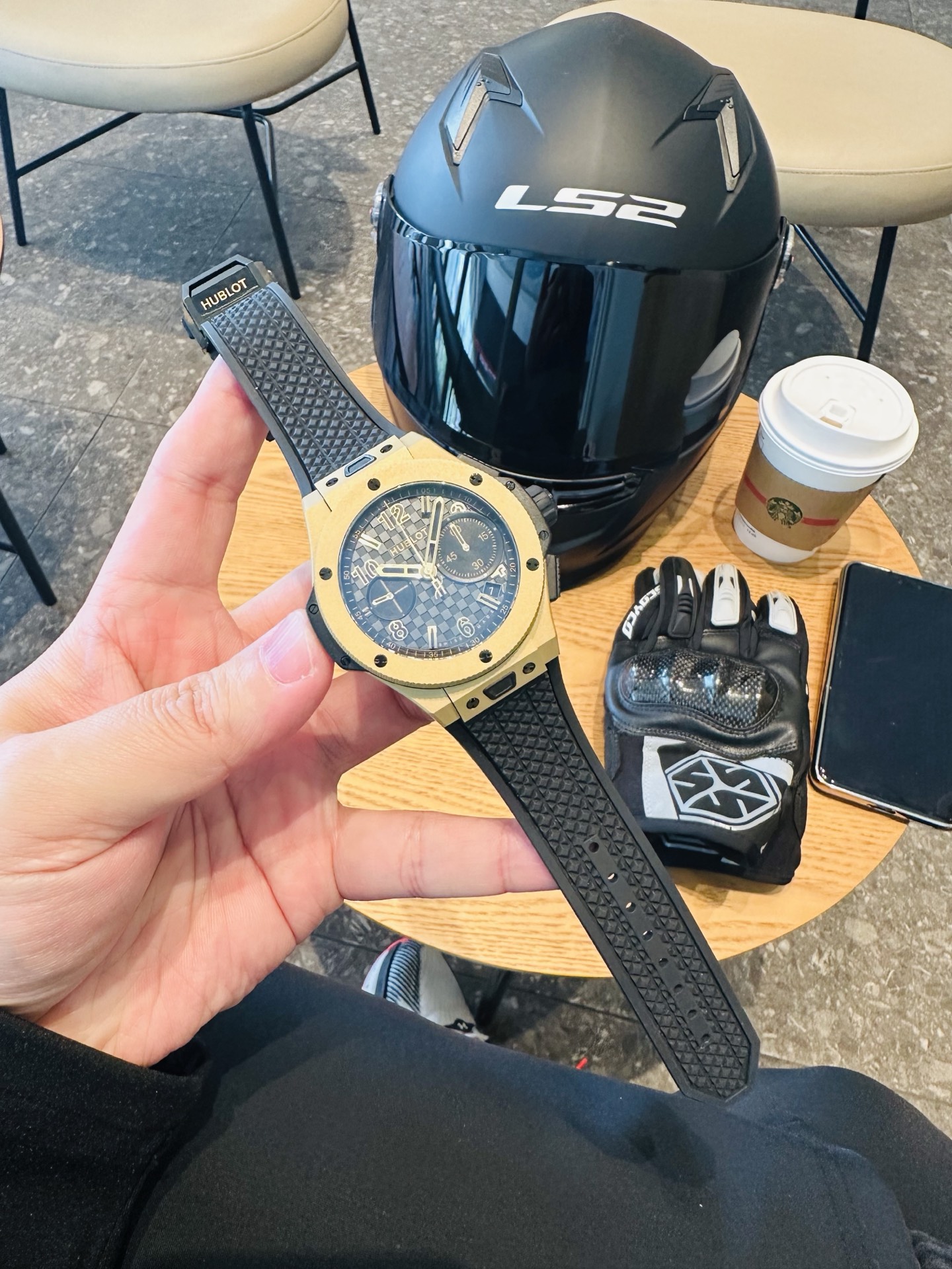 NO:689016,Produced by LS.Factory Hublot BIG BANG 431.OM..RX series 20th anniversary commemorative model 1. The original newly molded 43mm case [the market version is 44mm, which is the case of the old 301.SB.131.RX, with two more prominent timing buttons. The wrong version] adopts a new design, a more ergonomic case, and more refined case details. It has larger polished chamfers, size  43MM~15MM, the 43mm wide case has been carefully modified and restored to the same size as the original. 2. The calendar has been upgraded. After the transformation of the movement, the genuine date window has been pushed to the edge of the dial. [The calendar window of the non-market ordinary version is not the correct version] 3. The literal 3 o'clock score plate has restored the same large disc as the original [the non-market ordinary version 3 o'clock score plate can only be made into a small disc due to the influence of the calendar window] 4.  It is equipped with a HUB fully automatic mechanical movement, accurately drives the chronograph function, and has a 72-hour power reserve, interpreting the pinnacle of mechanical art with excellent performance. 5. One-click quick-release fluororubber strap, you can switch the wearing style at will, taking into account comfort and fashion. The strap is made of imported fluoroelastomer tape, which is more comfortable to wear and feels better. 6. The mirror is made of sapphire glass. - The sapphire mirror is transparent and anti-glare, no fear of daily challenges; Classic inheritance·Innovation tribute  To celebrate the 20th anniversary of Hublot, the BIG BANG series launches a limited edition commemorative model that combines iconic design with cutting-edge watchmaking technology to pay tribute to the breakthrough spirit of the era.19860909LS .Factory 出品 宇舶表BIG BANG 431.OM..RX 系列 20周年纪念款 1、原版新开模43 毫米表壳【市场版本44毫米,是套用旧款 301.SB.131.RX 的壳,两个计时按钮比较突出.不对版】采用全新设计、更符合人体工学的表壳、更精致的表壳细节,它具有较大的抛光倒角, 尺寸 43MM~15MM, 43毫米宽的表壳经过精心修饰,还原了以正品一致尺寸 2、 日历升级,经过对机芯的改造,实现了对版正品日期窗口被推到了表盘的边缘,【非市场普通版本日历窗不对版】 3、字面 3 点位计分盘还原了正品一致大圆盘【非市场普通版本 3 点位计分盘受日历窗影响只能做成小圆盘不对版】 4、 搭载 HUB 全自动机械机芯,精准驱动计时码表功能,72小时动力储存,以卓越性能诠释机械艺术的巅峰.  5、 一键快拆氟橡胶表带,随心切换佩戴风格,兼顾舒适与潮流感. 表带采用进口氟橡胶胶带,配带起来更加舒服,手感更好 6、 镜面采用蓝宝石玻璃镜面. - 蓝宝石镜面通透防眩,无惧日常挑战；  经典传承 · 创新致敬 为庆祝宇舶表20周年荣耀历程,BIG BANG系列推出限量纪念款,融合标志性设计与尖端制表工艺,致敬时代的突破精神.,,Watch