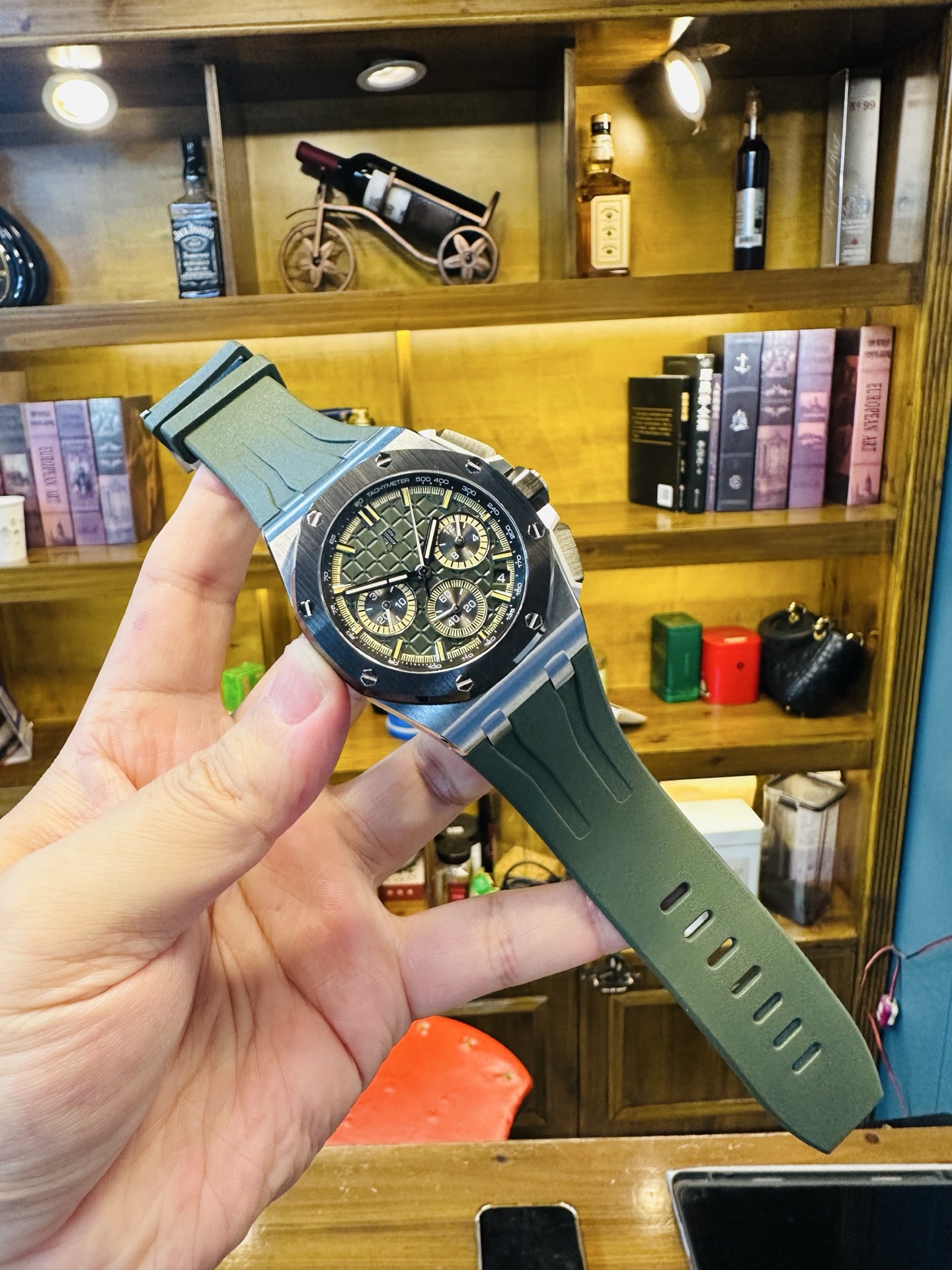NO:924339,New model arrived, same price as LS.Factory Audemars Piguet Royal Oak Offshore 26420 New upgraded version 1. New molded 43mm case (the market version is 44mm, which is the case of the old 26400) adopts a new design, a more ergonomic case, and more exquisite case details. It has larger polished chamfers, size 43MM~15.6MM,  The 43 mm wide case has been carefully modified to accommodate the new movement with a slightly larger diameter. 2. Calendar upgrade. After the transformation of the movement, the original large calendar has been realized. The date window has been pushed to the edge of the dial, and the hands have also been slightly modified. 3. The movement is made of Dandong 7750 (6 small seconds) changed to Caliber4401 (large splint) for better appearance and more stable quality. 4. The case is made of Japanese 316  Made of fine steel, the steel shell is brighter and brighter (not ordinary 306 steel used in the market) 5. The ring is made of Korean imported ceramics (black, blue, green, ceramic ring) and the mirror is made of sapphire glass 6. The strap is made of imported fluorine rubber tape, which is more comfortable to wear and feels better. The belt is made of first-layer cowhide, and the cloth belt is made of leather wrapping cloth, which is not pressed from leather. 7.  The dial is upgraded, the dial pattern is slow-cut by CNC (not hydraulic), the finished pattern is clear, and the iconic squares are now connected to each other by crosses.,,audemars,cowhide19860909新款到货,同价 LS .Factory 爱彼 Audemars Piguet  皇家橡树离岸型26420 全新升级版 1、新开模43 毫米表壳（市场版本44毫米,是套用旧款26400的壳）采用全新设计、更符合人体工学的表壳、更精致的表壳细节,它具有较大的抛光倒角, 尺寸 43MM~15.6MM, 43毫米宽的表壳经过精心修饰,以容纳直径稍大的新机芯 2、 日历升级,经过对机芯的改造,实现了对原版的大日历,日期窗口被推到了表盘的边缘,指针也经过了轻微修饰. 3、机芯采用丹东 7750（6 小秒）改 Calibre4401(大夹板）更佳美观,质量更稳定. 4、表壳采用日本 316 精钢打造,显示出钢壳更佳鲜亮（非市场用普通 306 钢） 5、圈口采用韩国进口陶瓷（有黑色,蓝色,绿色,陶瓷圈口）镜面采用蓝宝石玻璃镜面 6、 表带采用进口氟橡胶胶带,配带起来更加舒服,手感更好,皮带采用头层牛皮,布带采用皮包布,非皮革压制而出 7、 表盘升级,表盘纹路由CNC慢冼（非油压式）,成品纹路清晰,标志性的方形现在通过十字相互连接.,,audemars,cowhide,Watch