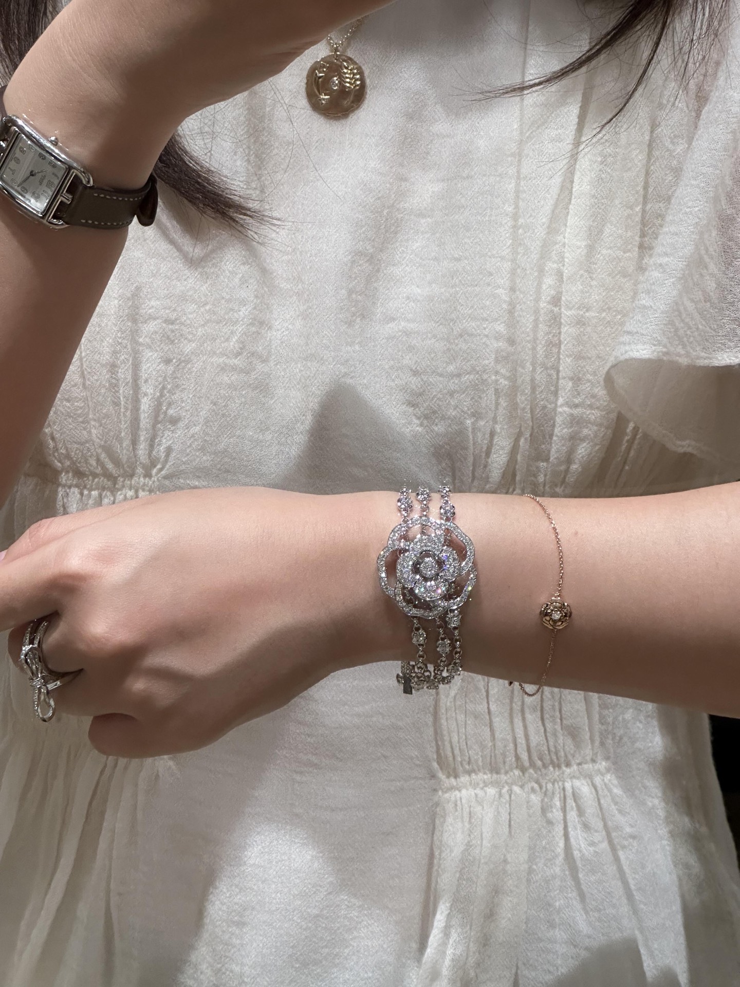 250975【Nuestra producción】Pulsera de camelia, se puede encargar en oro real y diamantes reales, solo hacemos versiones …