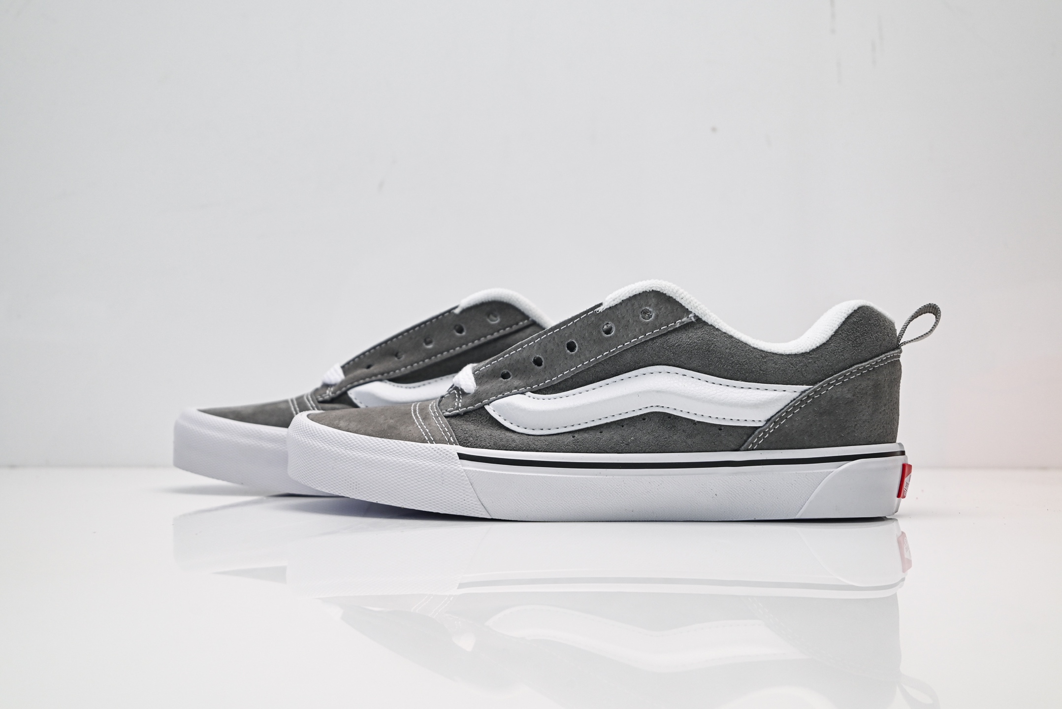 Vans Knu Skool CL 万斯范斯低帮休闲运动帆布滑板鞋 面包鞋 薄底 纯硫化 可盐可咸 夏季百搭神器 VN0009QCBGJ 灰白-Top High Quatity Cheap Sneakers Fashion Clothing Clothes Bags handbags Shoes of all Brand wholesale With The best Quality And Beautiful Price from China Factory Chinese suppliers wholesaler seller Vans Knu Skool CL 万斯范斯低帮休闲运动帆布滑板鞋 面包鞋 薄底 纯硫化 可盐可咸 夏季百搭神器 VN0009QCBGJ 灰白