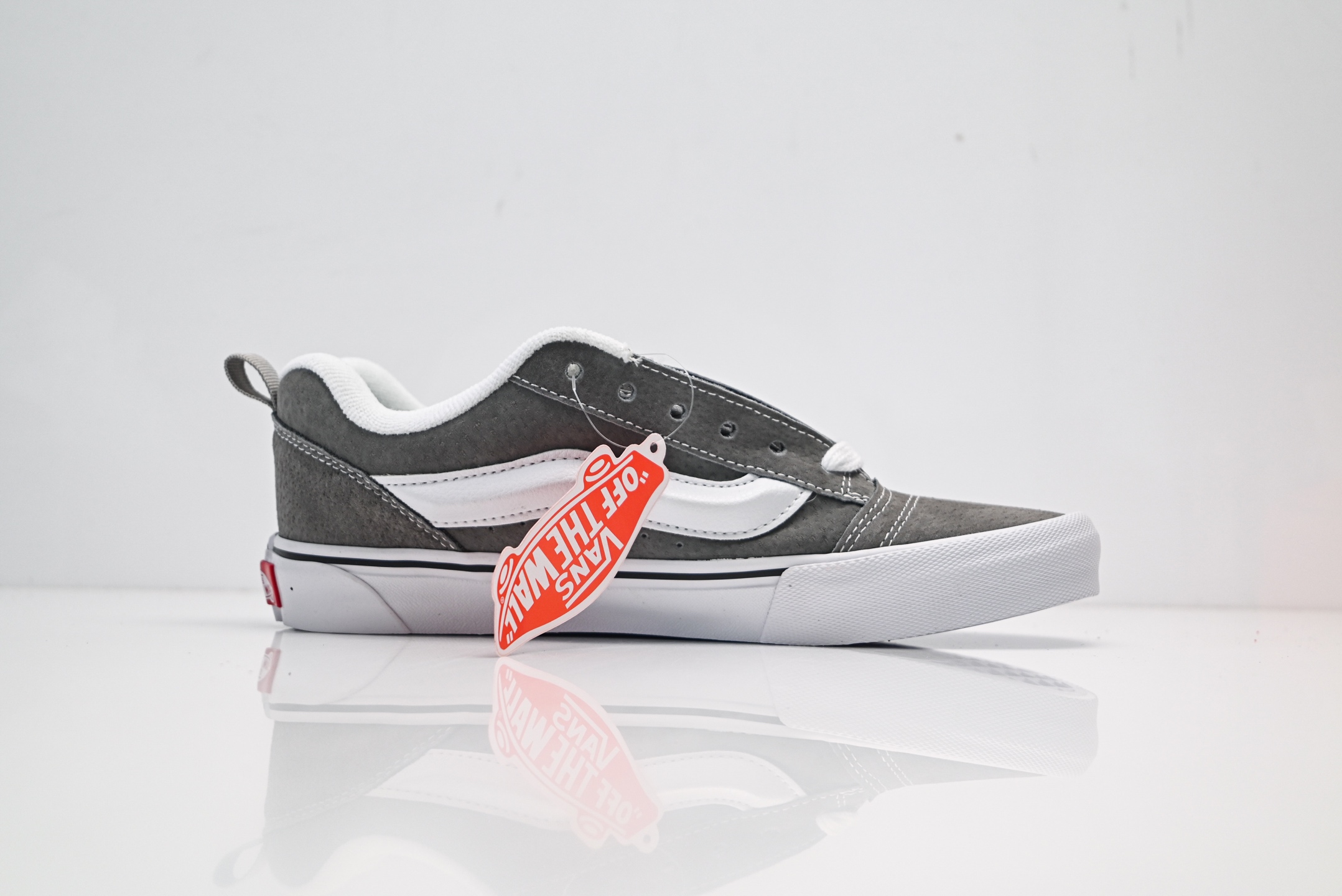 Vans Knu Skool CL 万斯范斯低帮休闲运动帆布滑板鞋 面包鞋 薄底 纯硫化 可盐可咸 夏季百搭神器 VN0009QCBGJ 灰白-Top High Quatity Cheap Sneakers Fashion Clothing Clothes Bags handbags Shoes of all Brand wholesale With The best Quality And Beautiful Price from China Factory Chinese suppliers wholesaler seller Vans Knu Skool CL 万斯范斯低帮休闲运动帆布滑板鞋 面包鞋 薄底 纯硫化 可盐可咸 夏季百搭神器 VN0009QCBGJ 灰白