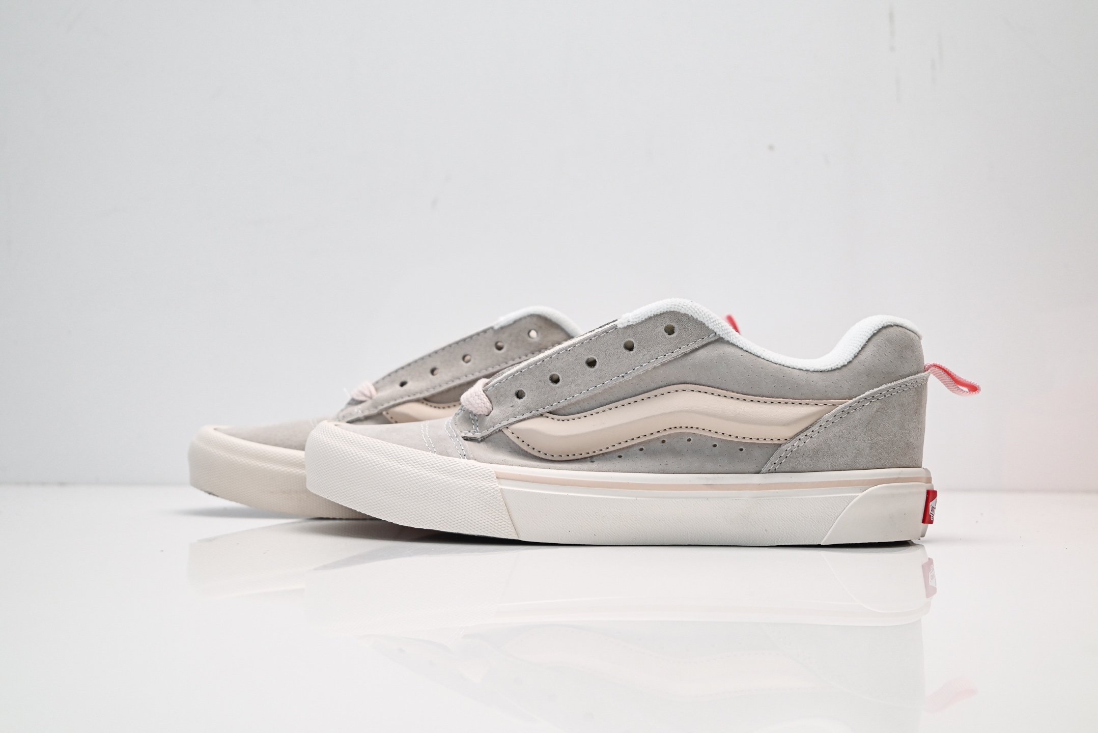 Vans Knu Skool CL 万斯范斯低帮休闲运动帆布滑板鞋 面包鞋 薄底 纯硫化 可盐可咸 夏季百搭神器 VN0009QCPNK 灰粉-Top High Quatity Cheap Sneakers Fashion Clothing Clothes Bags handbags Shoes of all Brand wholesale With The best Quality And Beautiful Price from China Factory Chinese suppliers wholesaler seller Vans Knu Skool CL 万斯范斯低帮休闲运动帆布滑板鞋 面包鞋 薄底 纯硫化 可盐可咸 夏季百搭神器 VN0009QCPNK 灰粉