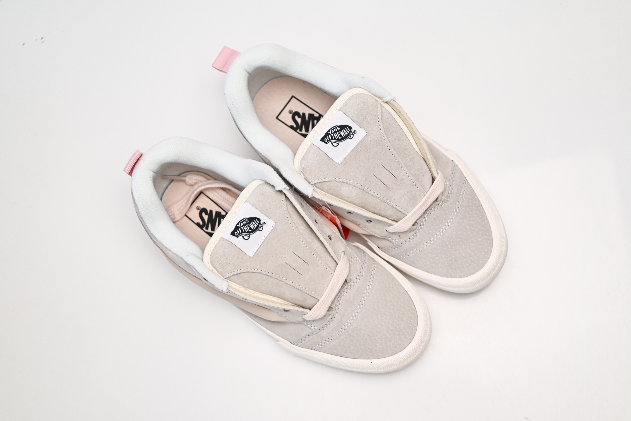 Vans Knu Skool CL 万斯范斯低帮休闲运动帆布滑板鞋 面包鞋 薄底 纯硫化 可盐可咸 夏季百搭神器 VN0009QCPNK 灰粉-Top High Quatity Cheap Sneakers Fashion Clothing Clothes Bags handbags Shoes of all Brand wholesale With The best Quality And Beautiful Price from China Factory Chinese suppliers wholesaler seller Vans Knu Skool CL 万斯范斯低帮休闲运动帆布滑板鞋 面包鞋 薄底 纯硫化 可盐可咸 夏季百搭神器 VN0009QCPNK 灰粉