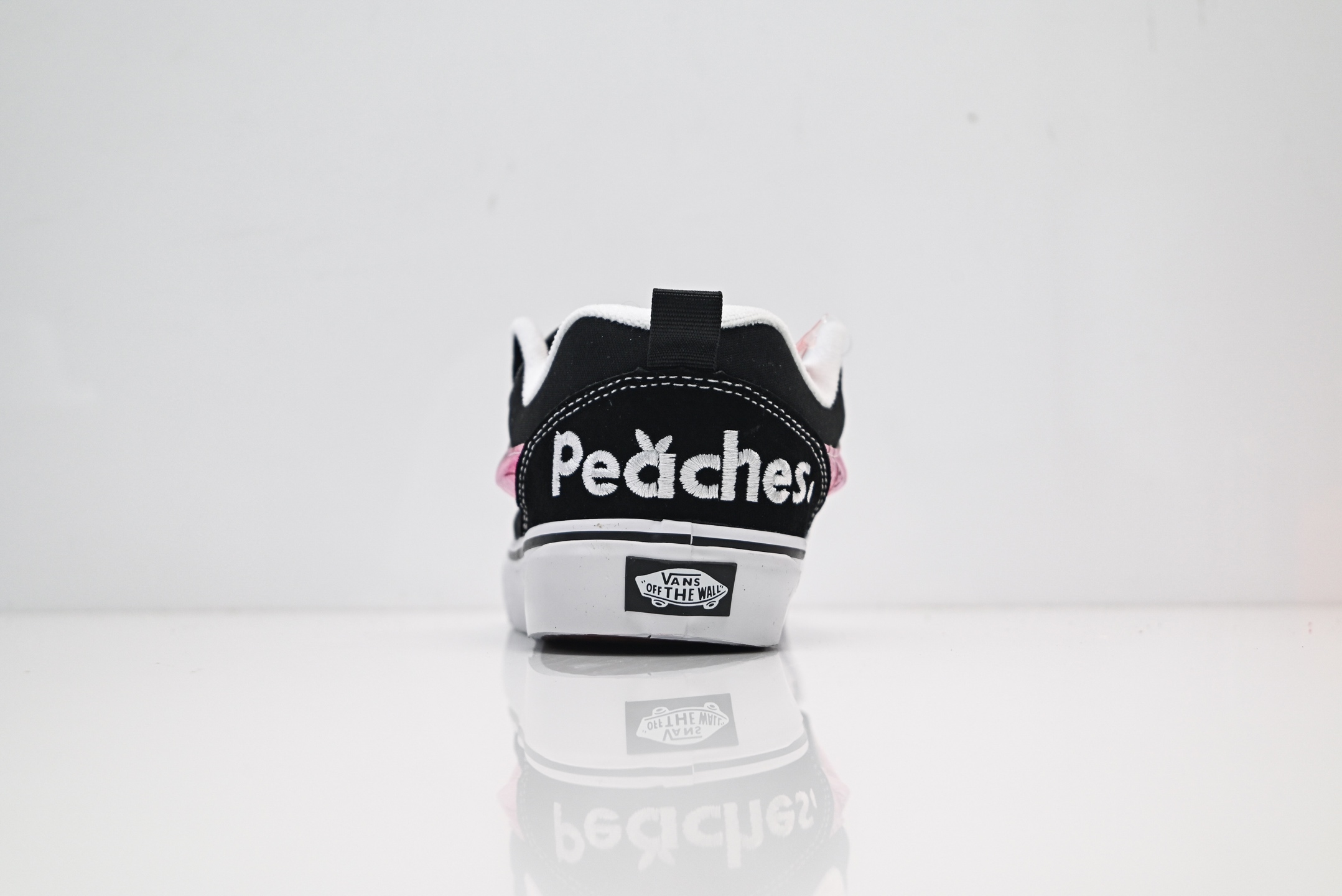 Peaches x Vans Knu Skool CL 联名 万斯范斯低帮休闲运动帆布滑板鞋 面包鞋 薄底 纯硫化 可盐可咸 夏季百搭神器 VN0009QCB9P 黑粉-Top High Quatity Cheap Sneakers Fashion Clothing Clothes Bags handbags Shoes of all Brand wholesale With The best Quality And Beautiful Price from China Factory Chinese suppliers wholesaler seller Peaches x Vans Knu Skool CL 联名 万斯范斯低帮休闲运动帆布滑板鞋 面包鞋 薄底 纯硫化 可盐可咸 夏季百搭神器 VN0009QCB9P 黑粉